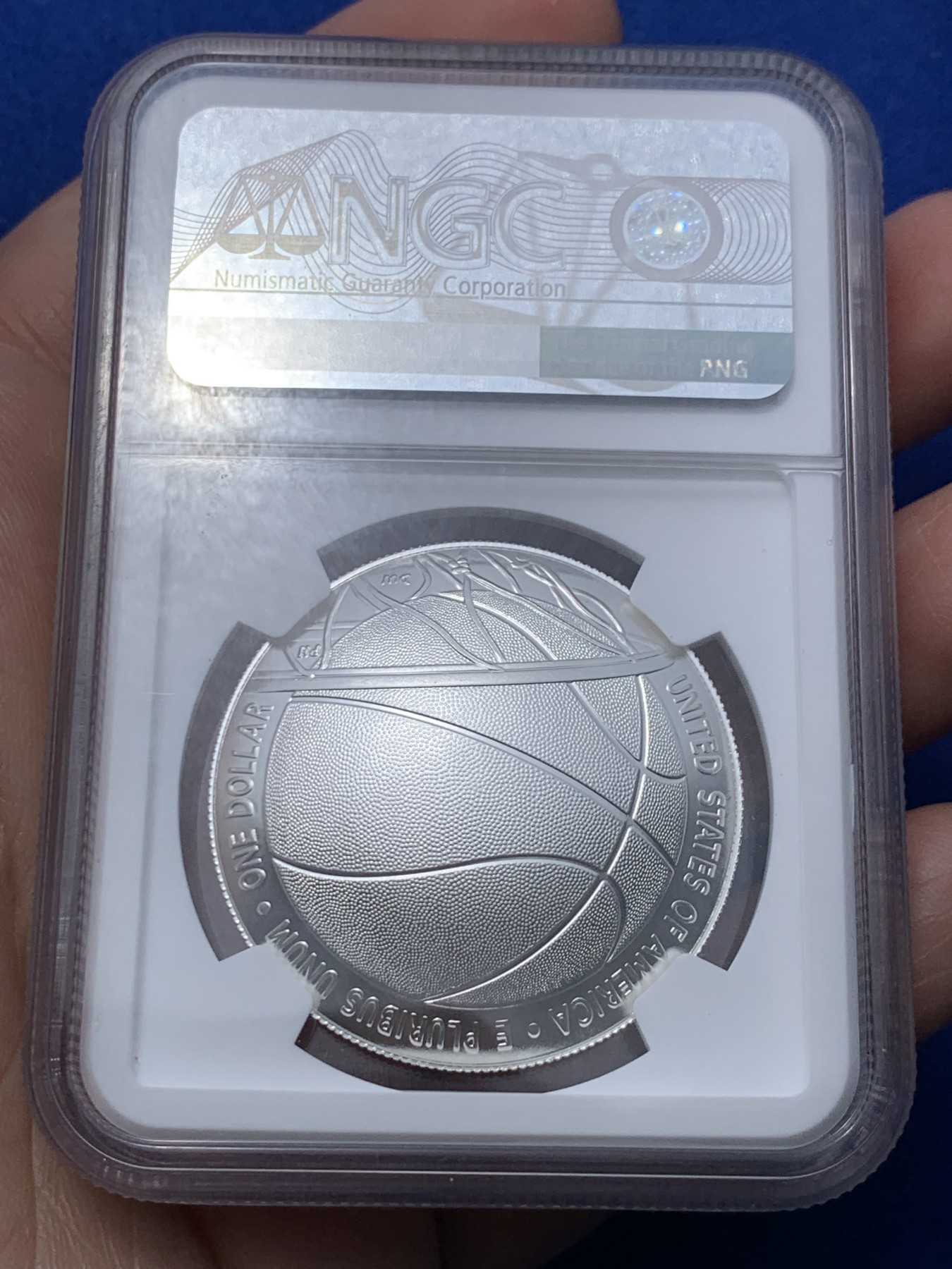 《竞宝斋》第259场-周日，周一 2场连拍 (全场包邮) NGC MS70 美国2020年篮球名人堂1美元纪念银币，999银，特殊凹面设计，加厚盒，难得满分。