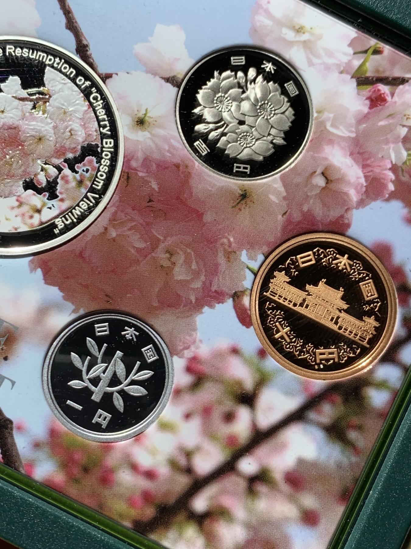 《竞宝斋》第259场-周日，周一 2场连拍 (全场包邮) 日本2007年樱花主题精致套币-松月 含一枚60周年章