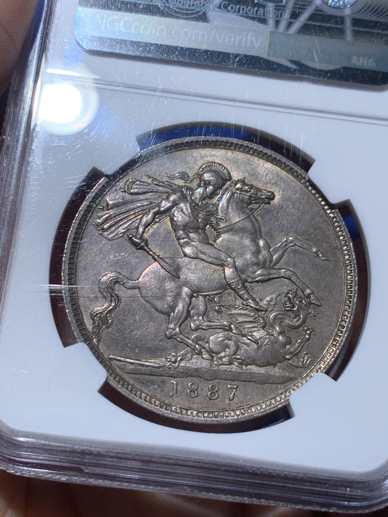 《竞宝斋》第259场-周日，周一 2场连拍 (全场包邮) NGC MS61 英国 1887年 维多利亚女王 高冠马剑 克朗银币 深彩包浆