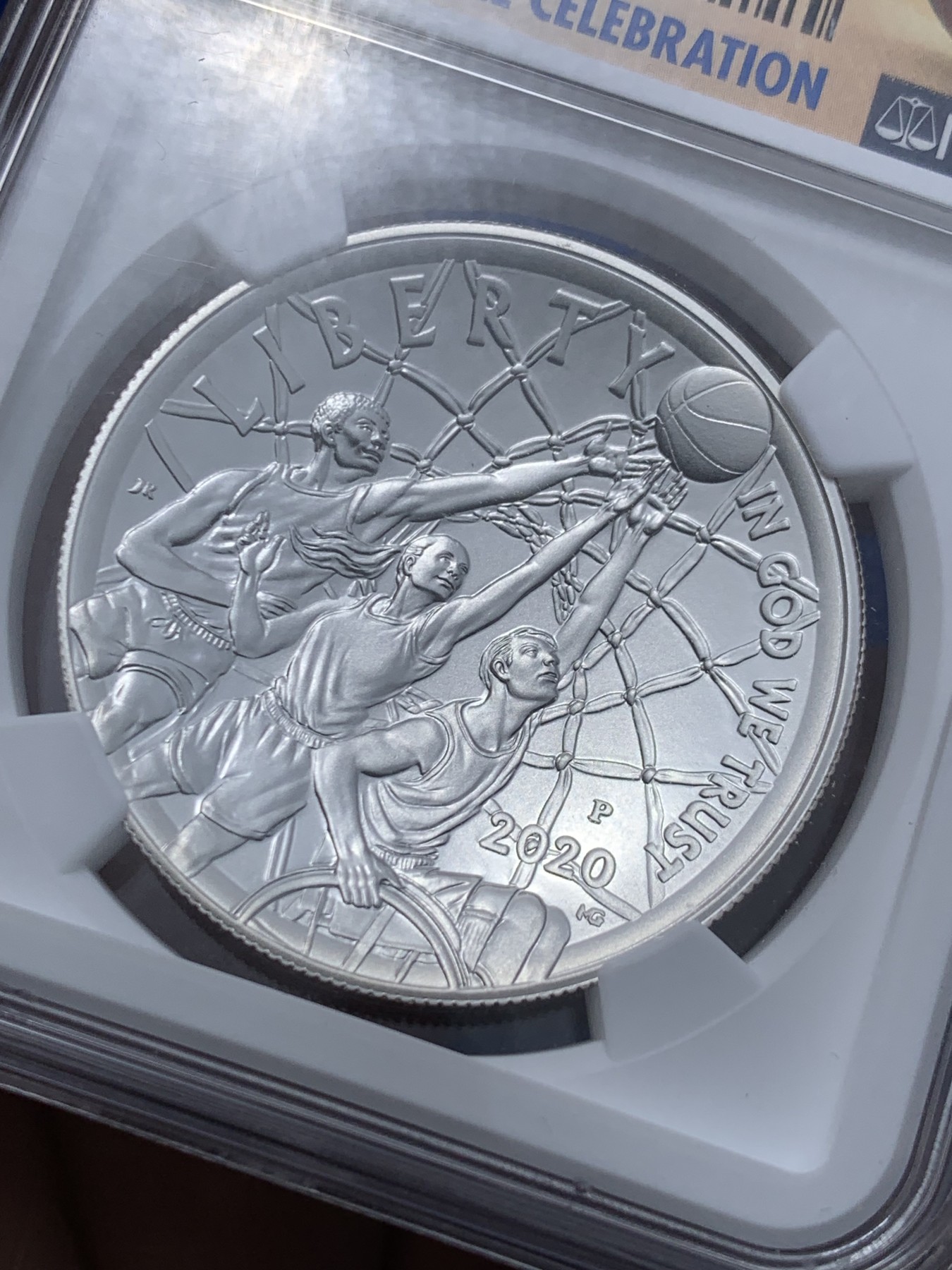 《竞宝斋》第259场-周日，周一 2场连拍 (全场包邮) NGC MS70 美国2020年篮球名人堂1美元纪念银币，999银，特殊凹面设计，加厚盒，难得满分。