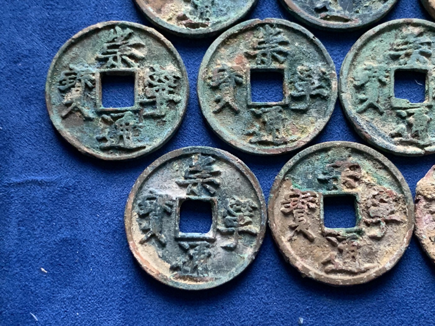 《竞宝斋》第259场-周日，周一 2场连拍 (全场包邮) 14枚一组 崇宁通宝 细节见图 直径普遍在35mm左右 总重量约158.5克