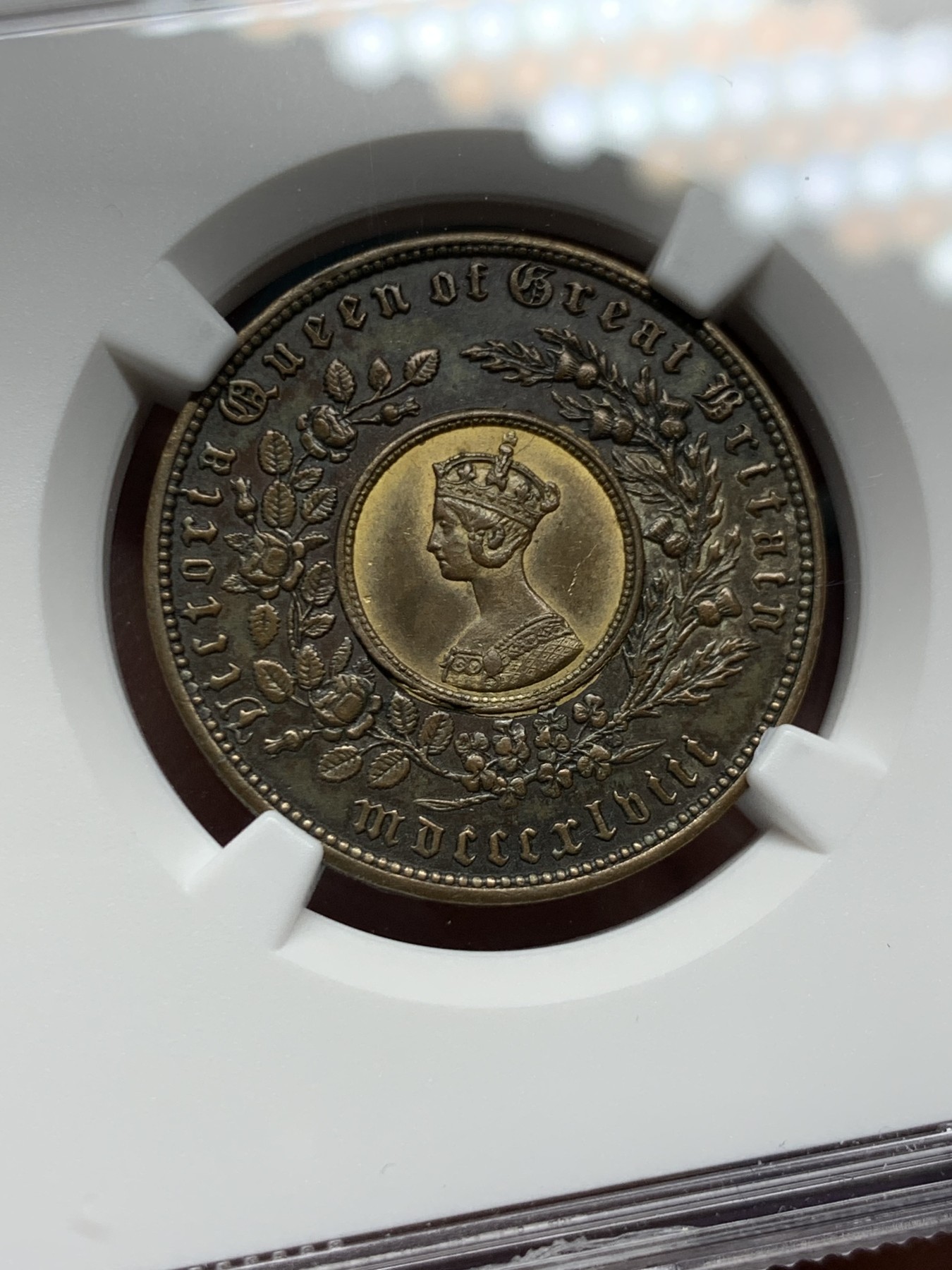 《竞宝斋》第259场-周日，周一 2场连拍 (全场包邮) NGC MS62 1848年英国维多利亚双色克朗 漂亮的巧克力色包浆 状态十分舒服