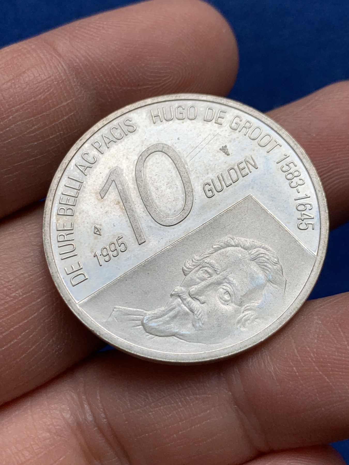 《竞宝斋》第259场-周日，周一 2场连拍 (全场包邮) 荷兰 1995年 国际海洋法鼻祖格劳秀斯逝世359周年10盾纪念银币 15克 800银 直径33MM