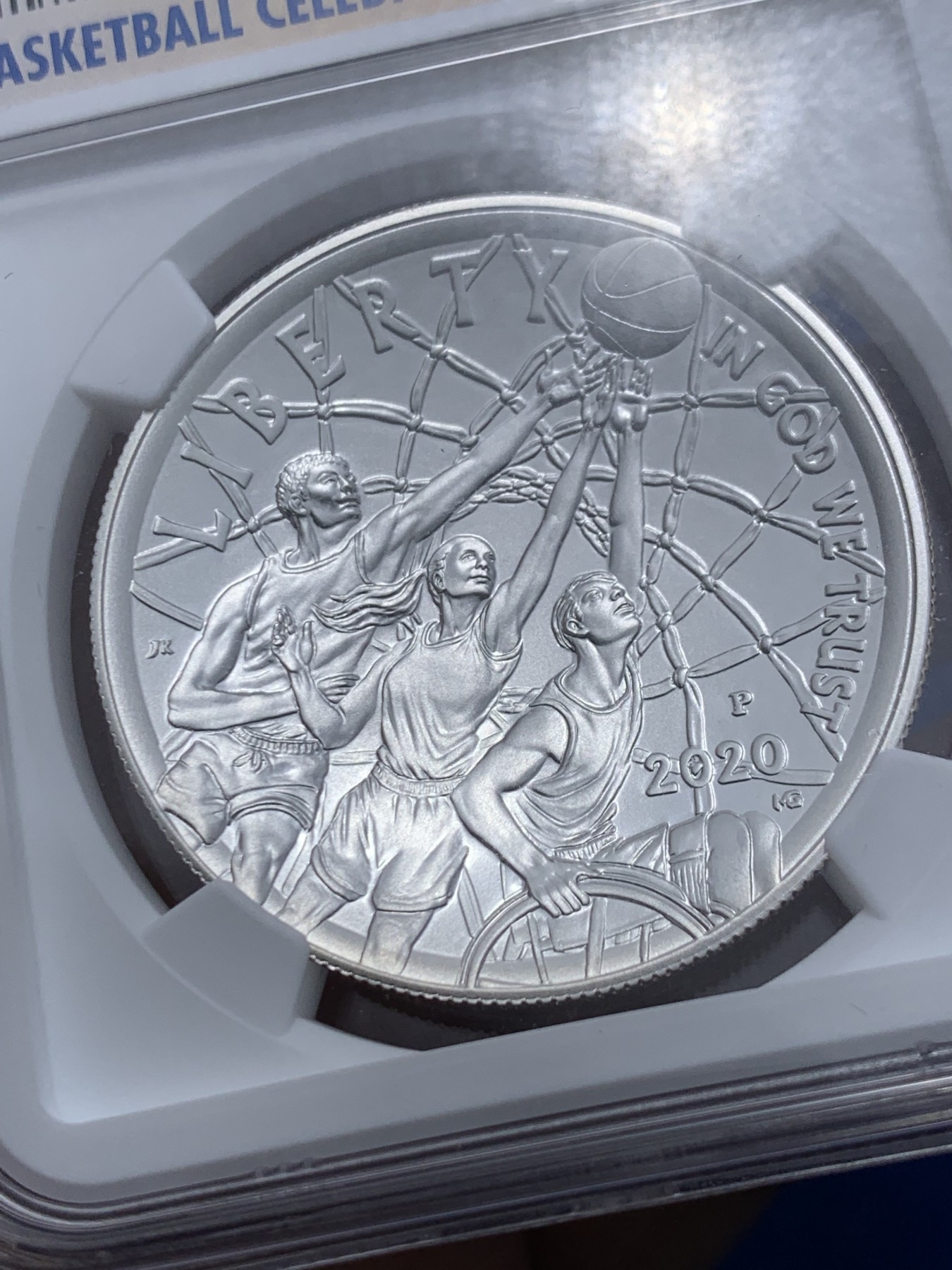 《竞宝斋》第259场-周日，周一 2场连拍 (全场包邮) NGC MS70 美国2020年篮球名人堂1美元纪念银币，999银，特殊凹面设计，加厚盒，难得满分。