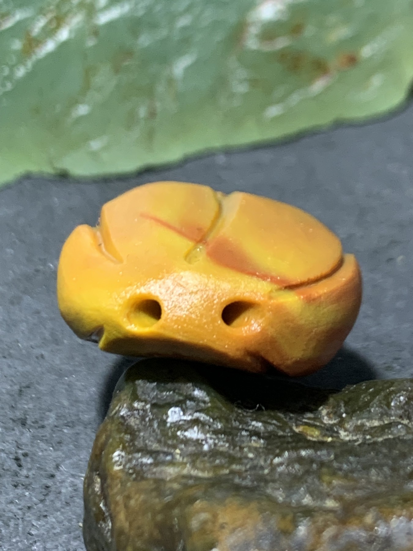 精美亚光战国红玛瑙手工俏色巧雕花骨朵吊坠一个，