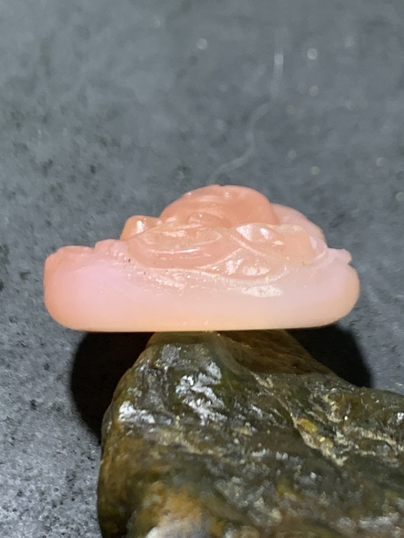冰粉色盐源玛瑙兔吊坠一个，