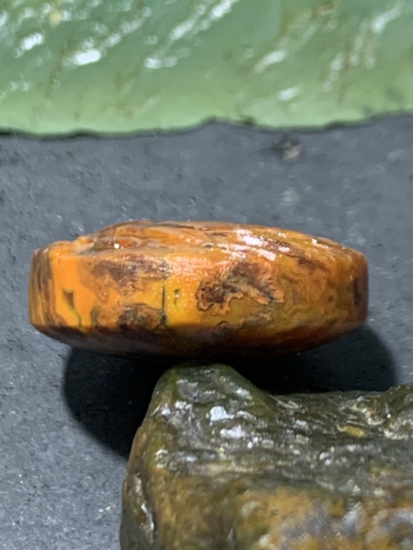 精美亚光高润度草花纹战国红玛瑙手工俏色巧雕龙头板珠一个！