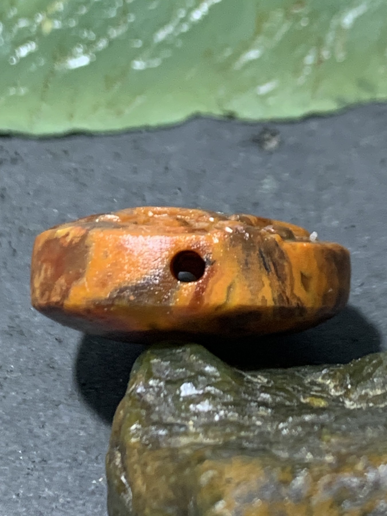 精美亚光高润度草花纹战国红玛瑙手工俏色巧雕龙头板珠一个！