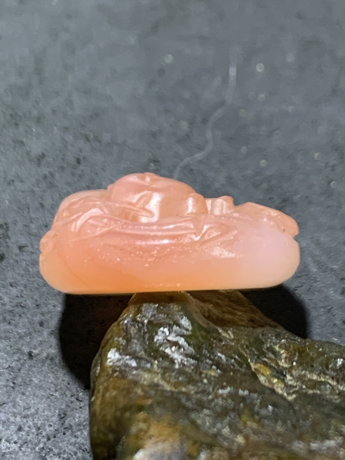 冰粉色盐源玛瑙兔吊坠一个，