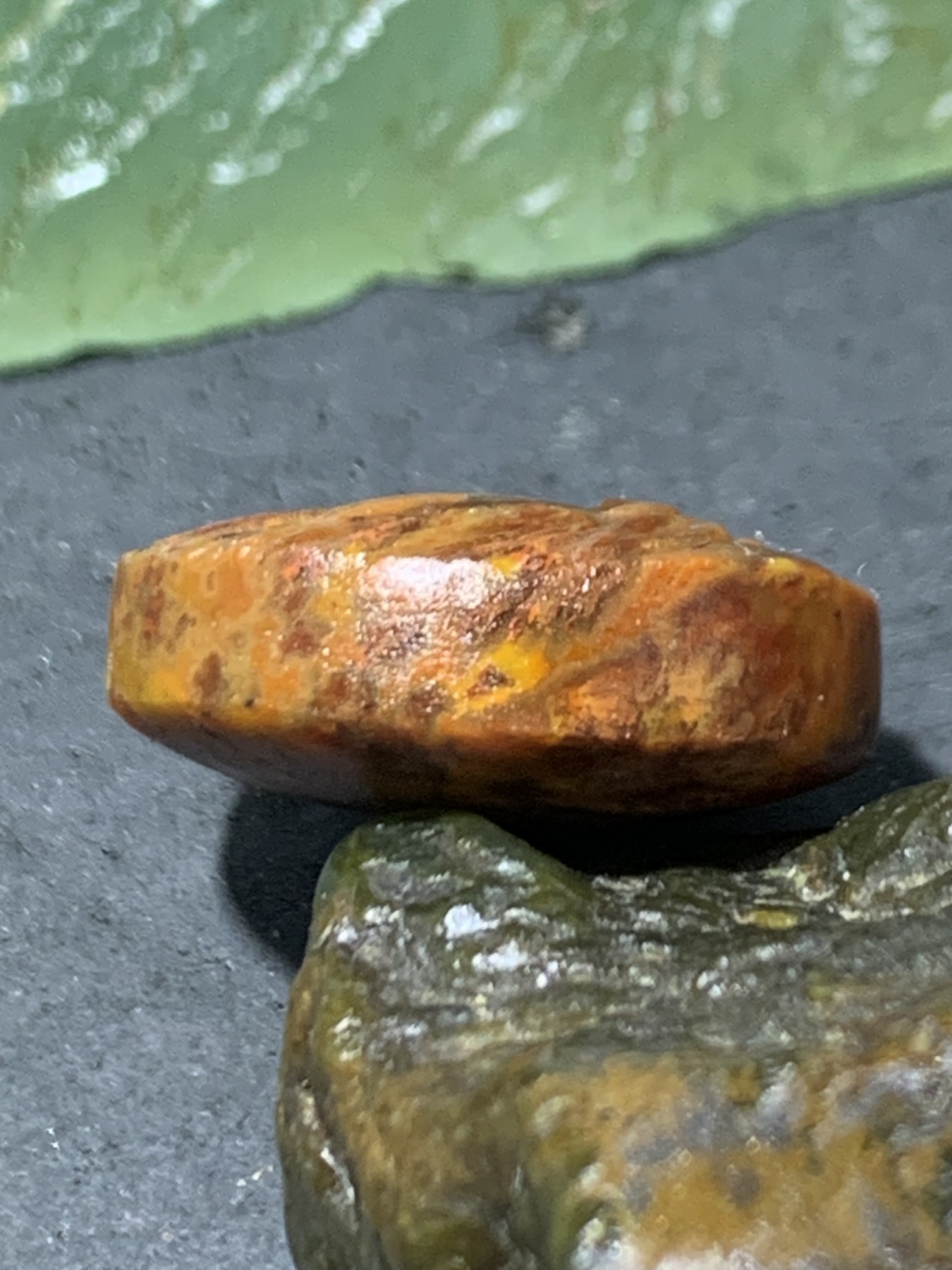 精美亚光高润度草花纹战国红玛瑙手工俏色巧雕龙头板珠一个！