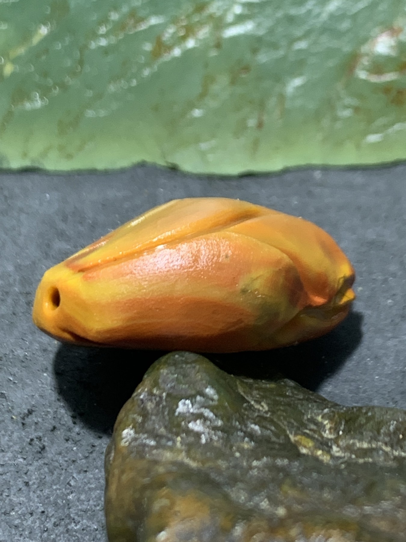 精美亚光战国红玛瑙手工俏色巧雕花骨朵吊坠一个，