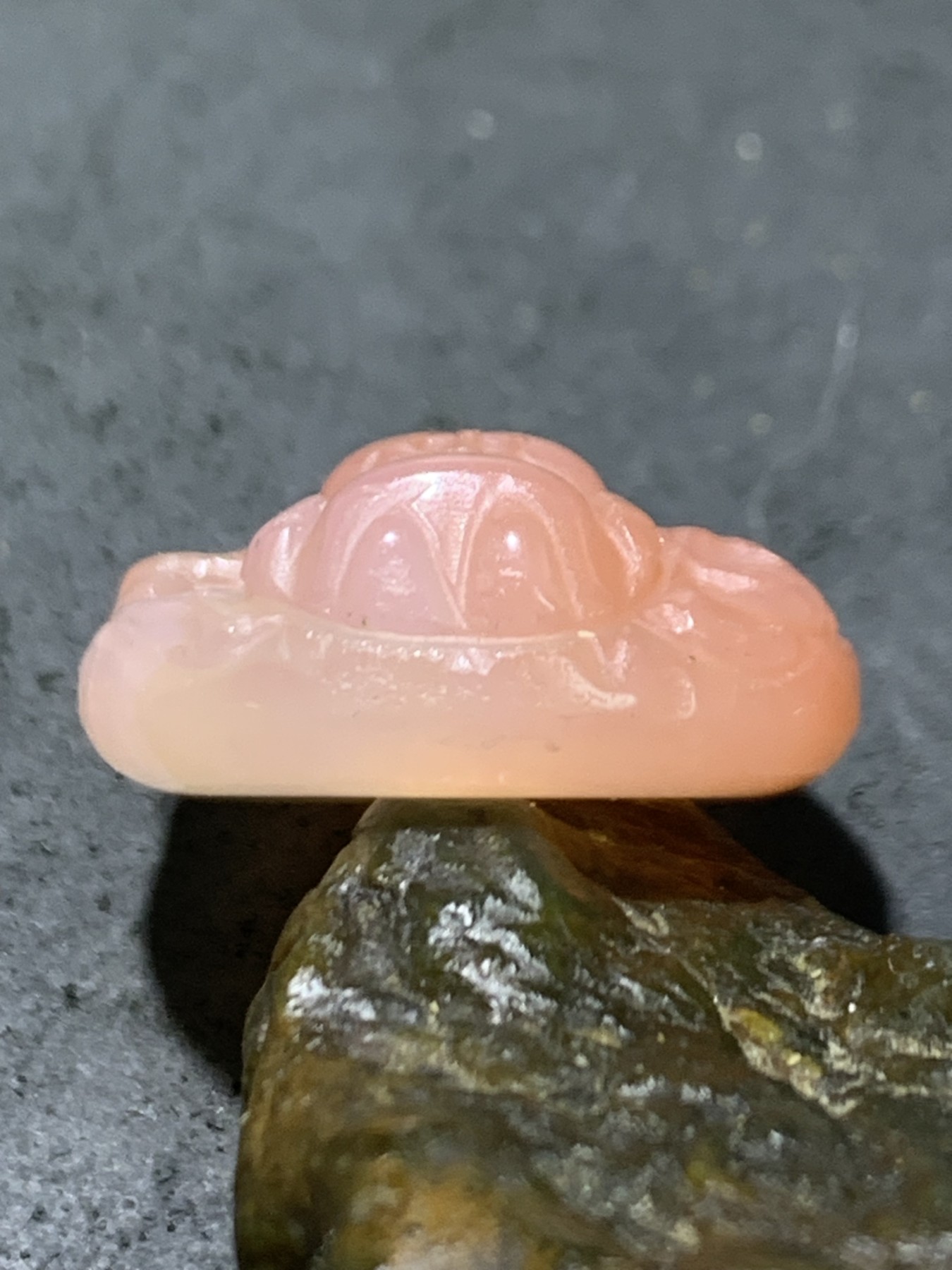 冰粉色盐源玛瑙兔吊坠一个，