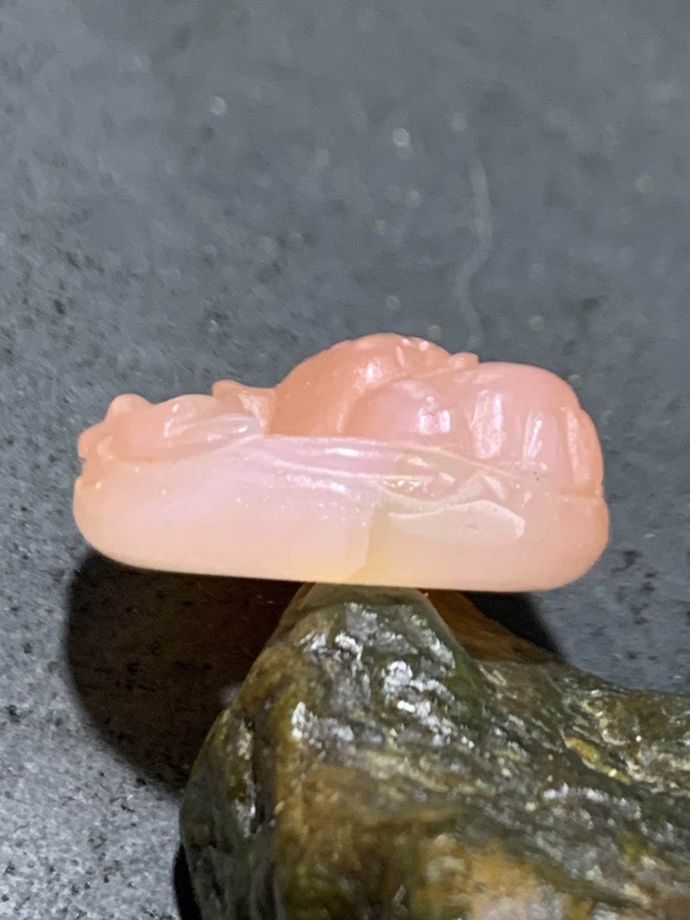 冰粉色盐源玛瑙兔吊坠一个，