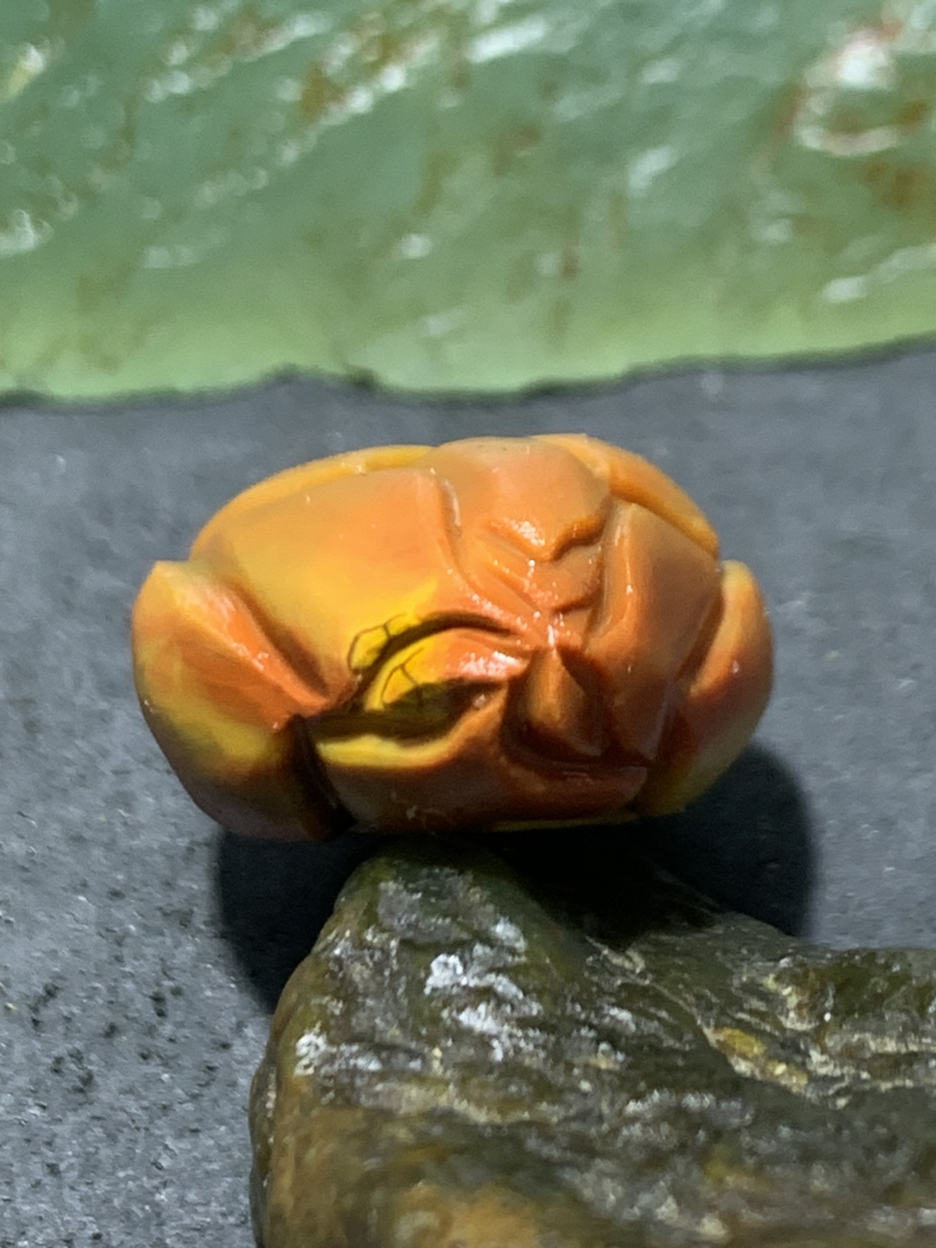 精美亚光战国红玛瑙手工俏色巧雕花骨朵吊坠一个，