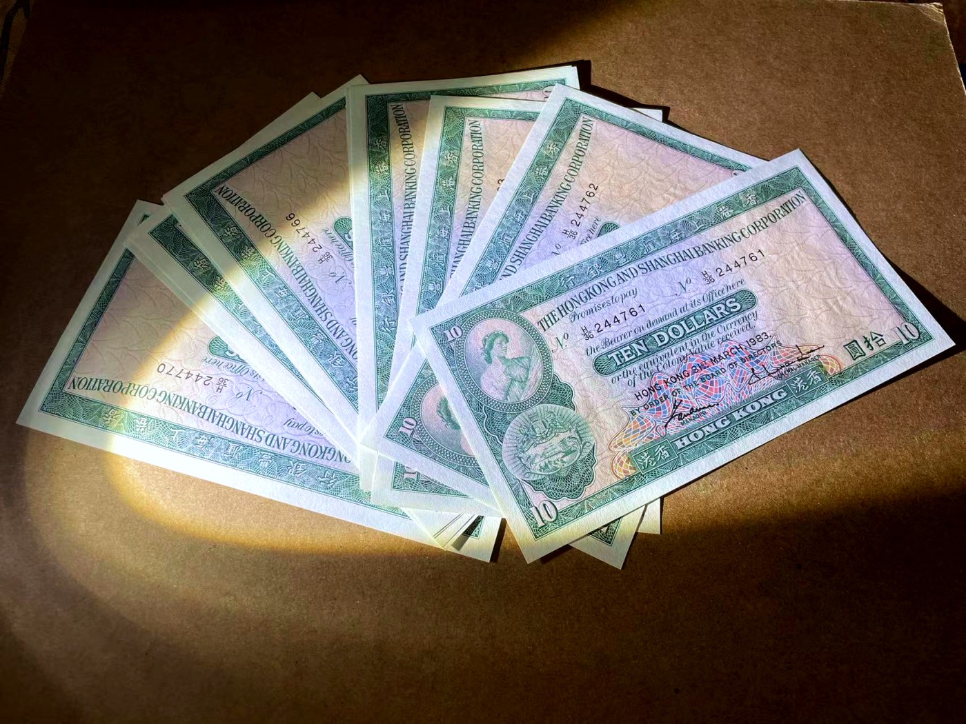 【Blue Auction】✨世界纸币精拍第462期【精】 【一组10连】香港 汇丰 1983年10元 UNC/UNC- 边缘泛黄 轻微荧光