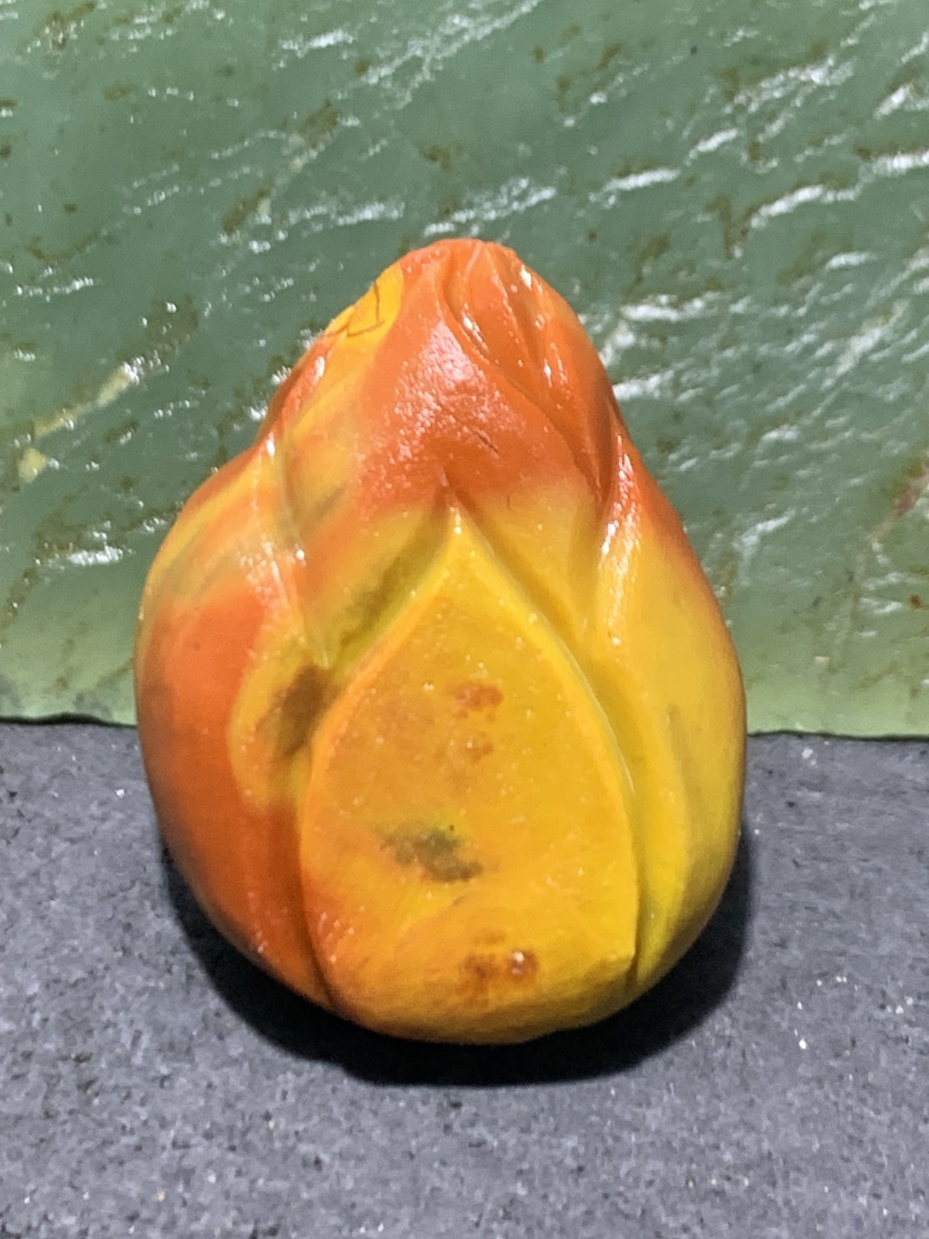 精美亚光战国红玛瑙手工俏色巧雕花骨朵吊坠一个，