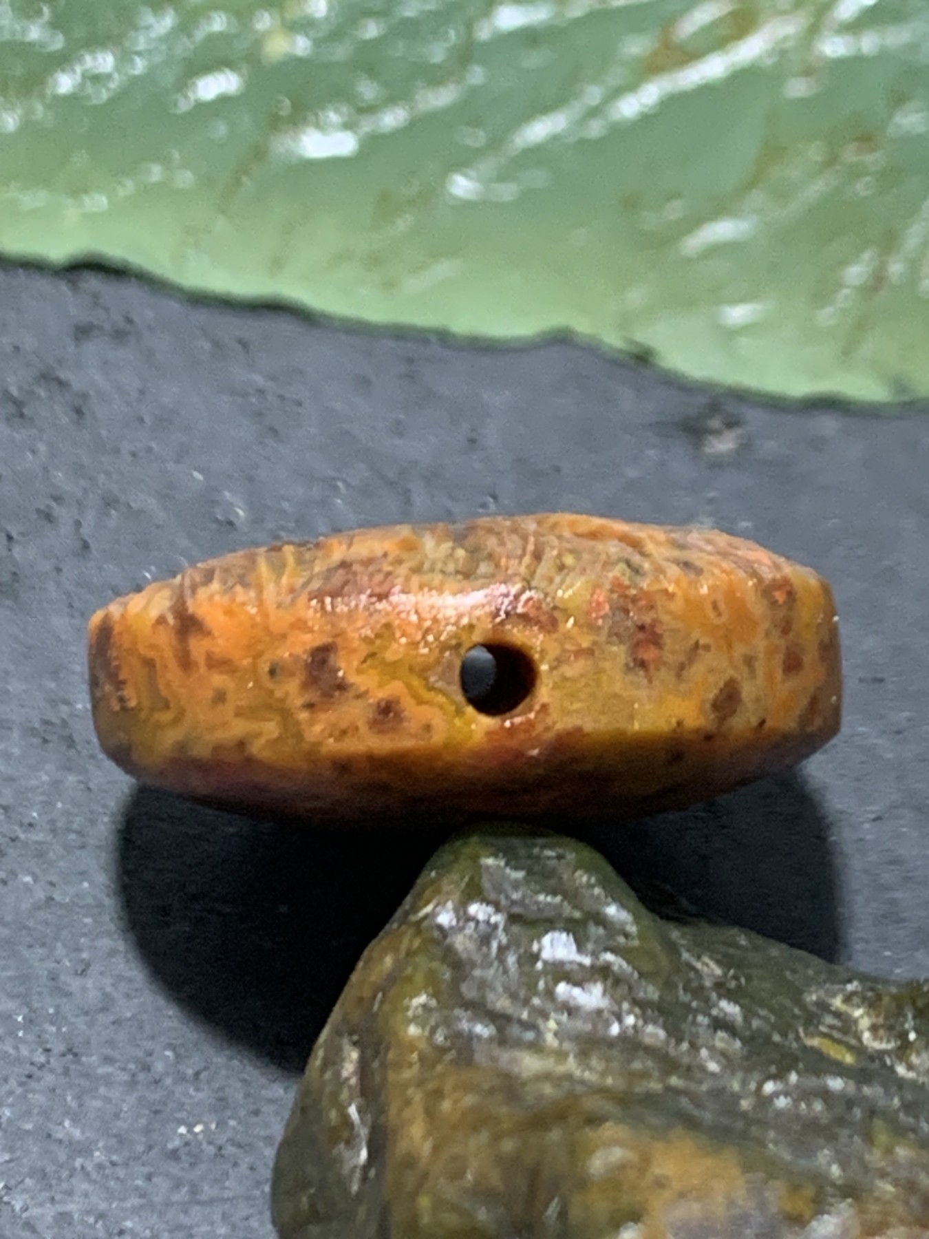 精美亚光高润度草花纹战国红玛瑙手工俏色巧雕龙头板珠一个！