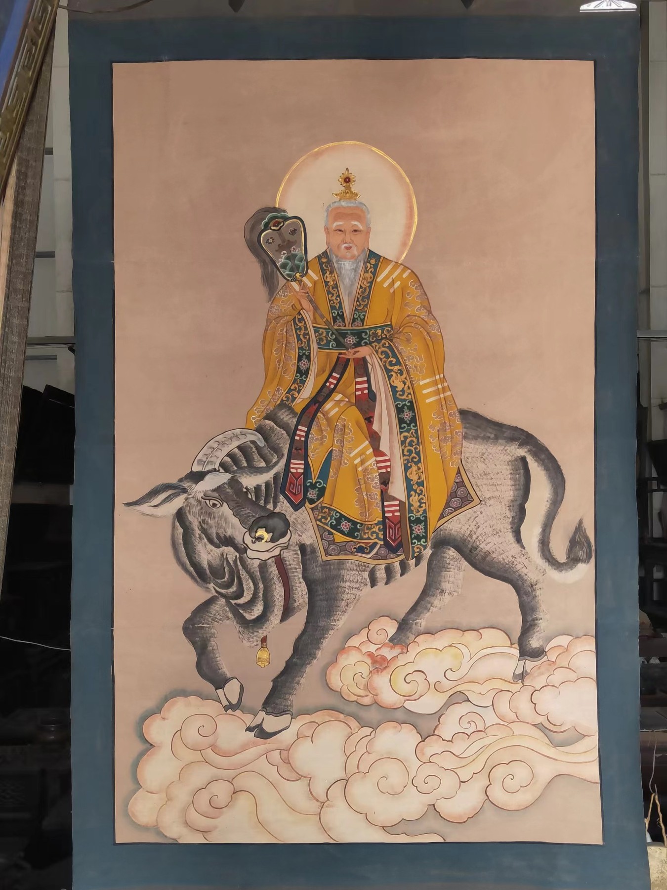  晚清 民间画家画的 精品纯手绘老粗布五彩描金 太上老君 画像一张 画工精湛 人物描绘惟妙惟肖 活灵活现 全品满工 完整包老 尺寸224/118Cm