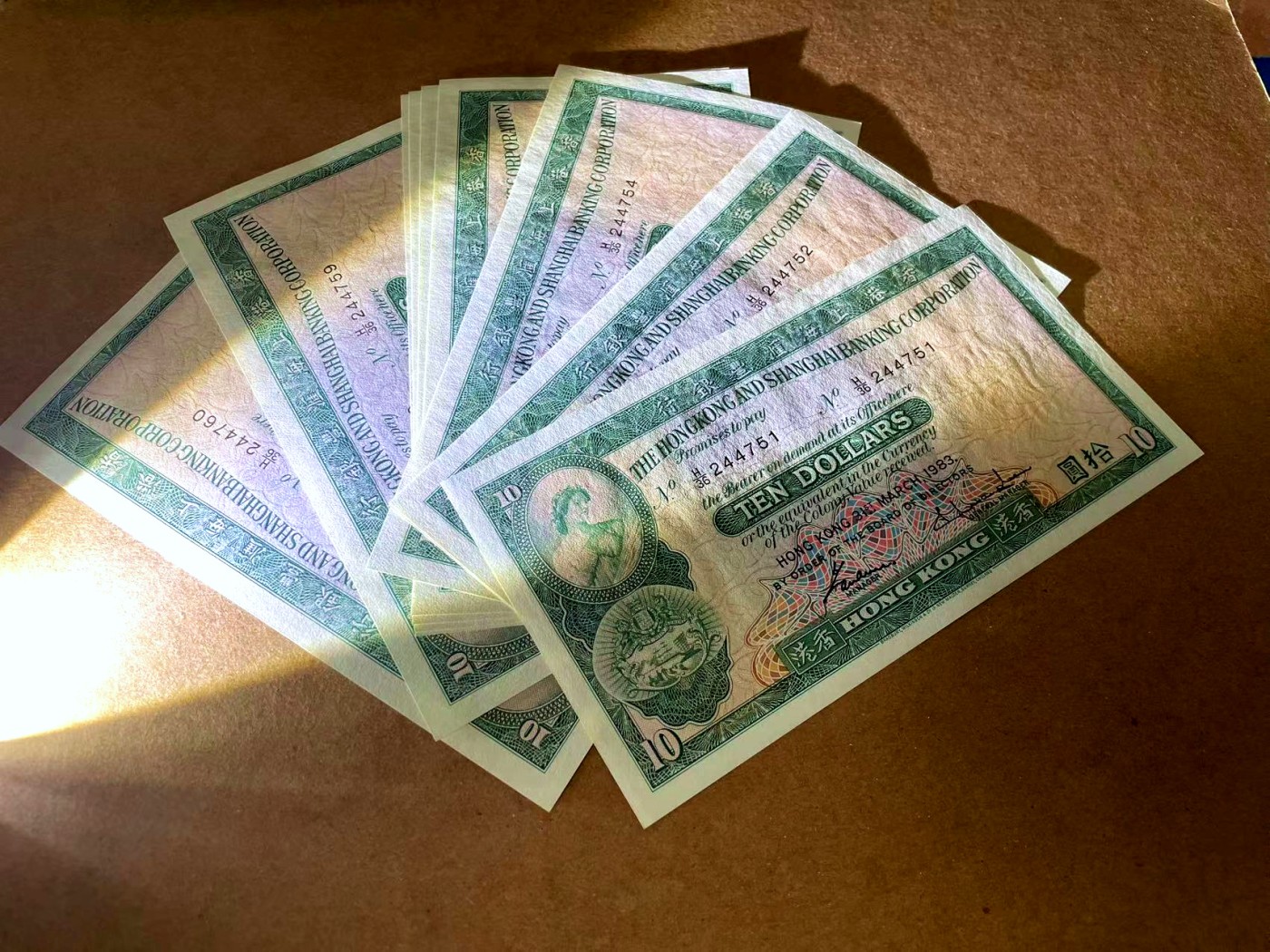 【Blue Auction】✨世界纸币精拍第462期【精】 【一组10连】香港 汇丰 1983年10元 UNC/UNC- 边缘泛黄 轻微荧光