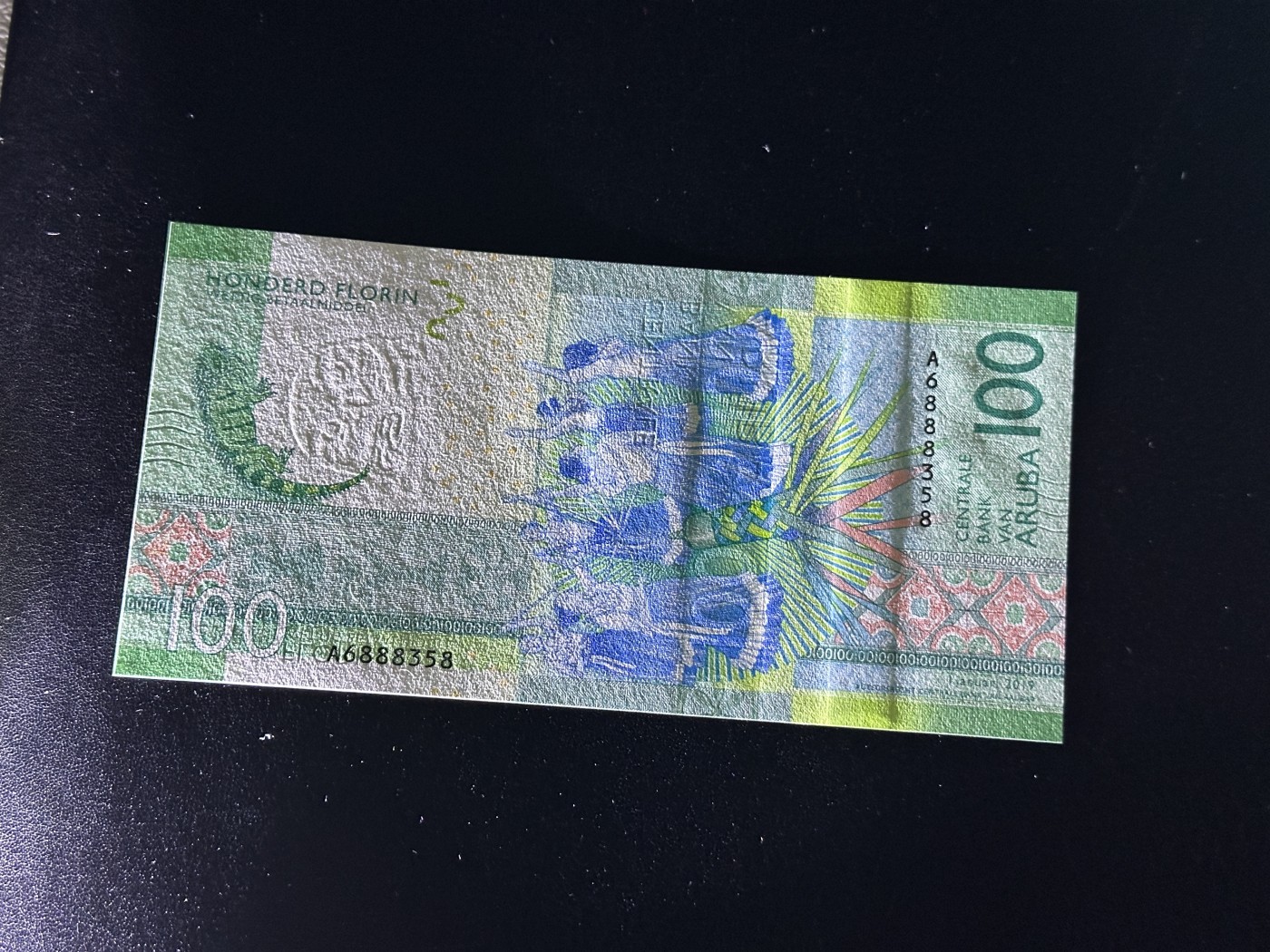 《外钞收藏家》第三百六十七期 2019年阿鲁巴100 全新UNC A冠 无47尾8