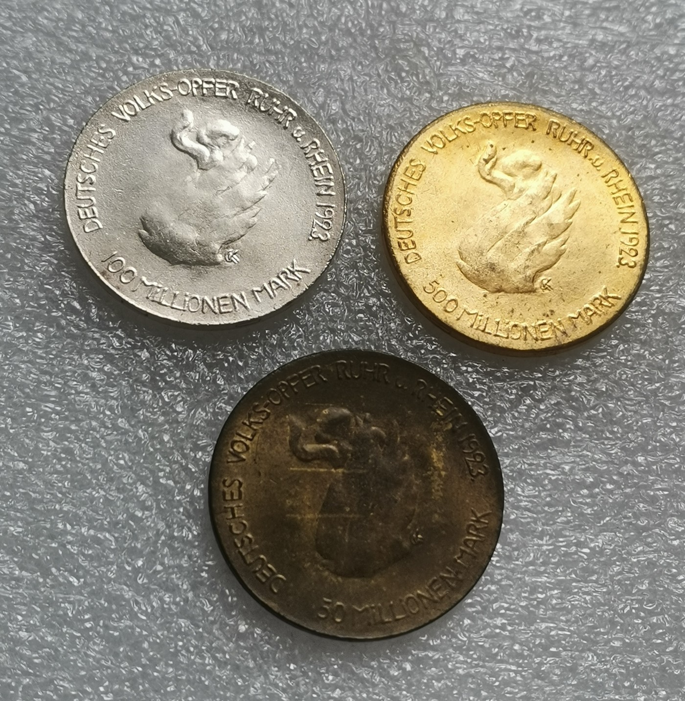 瓶子🏺第137期拍卖会  稀少德紧1923年普罗米修斯镀金镀银铜色3枚套  人类之父  为人类盗火的场景