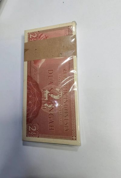 各国外币第42期 - 印度尼西亚2.5卢比2 1/2纸币100张整刀大部分连号非百连基本全新