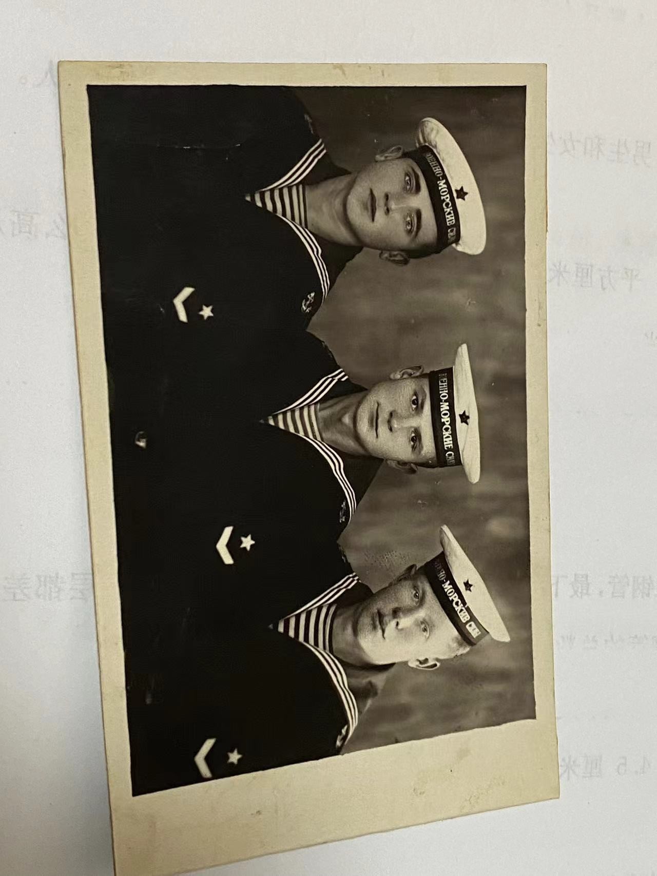 苏联勋章奖章4月16日拍卖第九期4月20日晚上九点结束 一套海军照片其中一张 是一起来的应该是同一个海军战士的纪念尺寸11*8.5 背面有注释 拍摄时间等 只是图片中的这一张 不是一套 每一张都单独拍