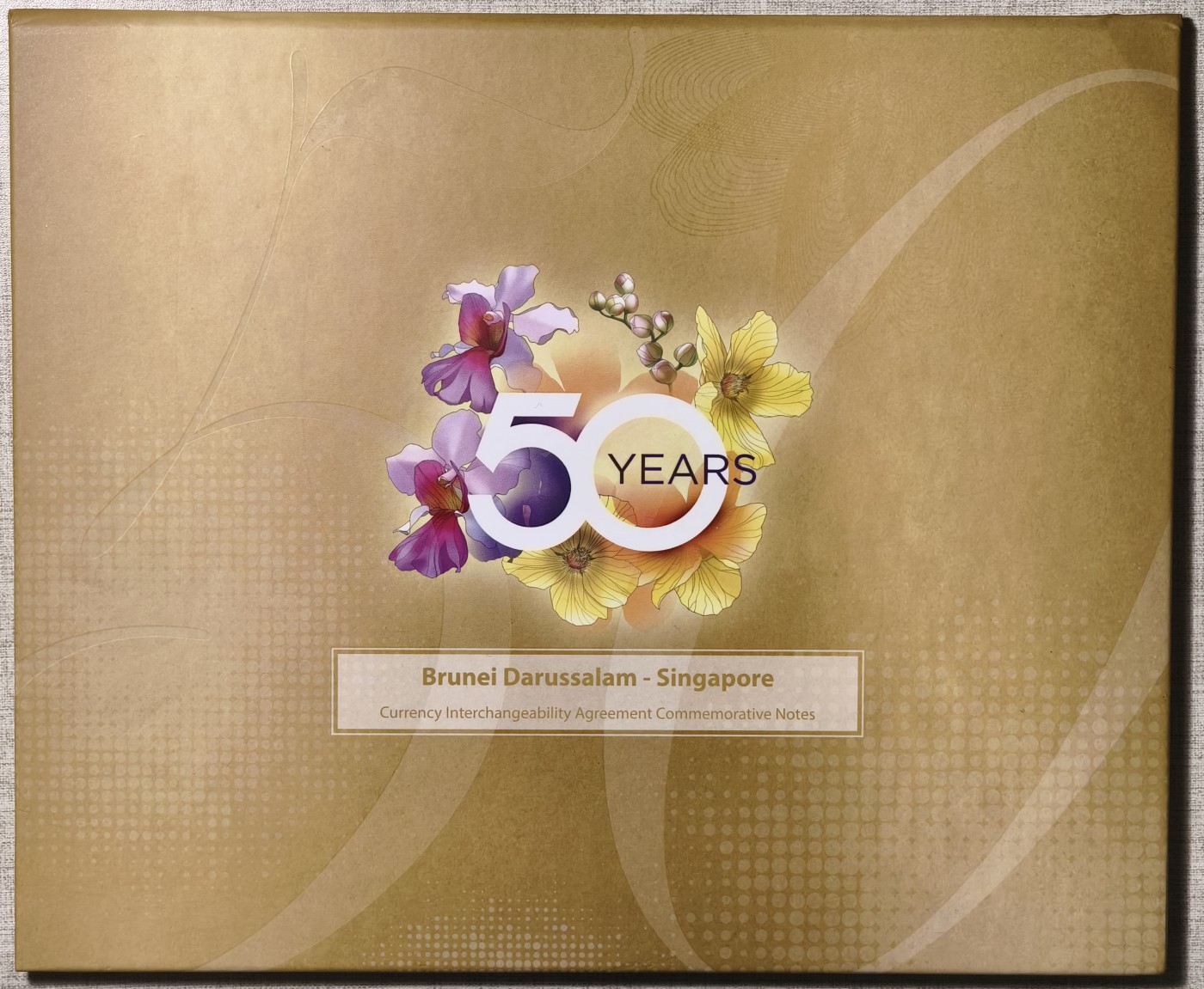 紫瑗钱币——第339期拍卖——纸币场 新加坡 文莱 2017年 货币等值互换50周年 纪念钞50新币 2枚一组 原装册 UNC