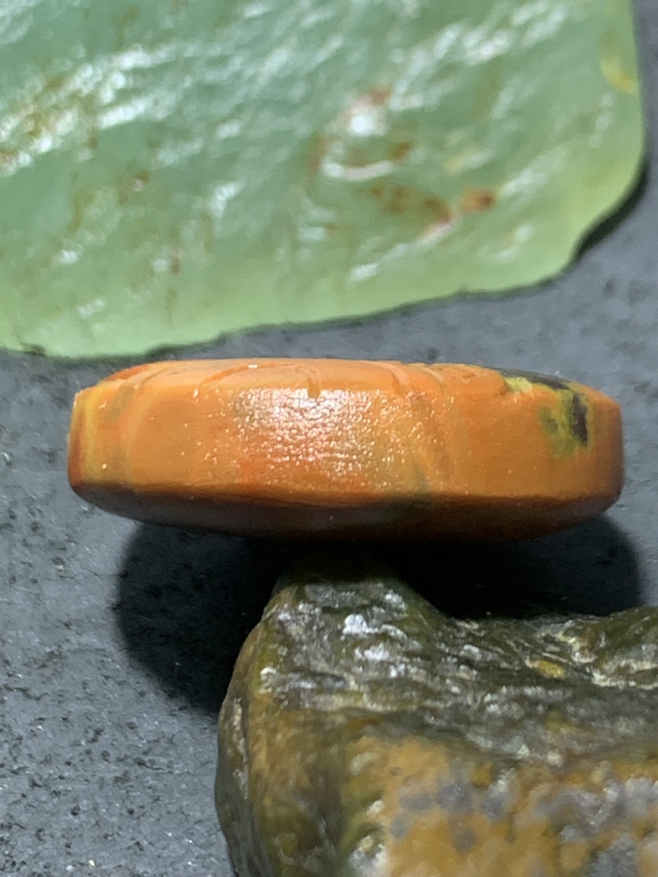 精美亚光草花纹战国红玛瑙手工俏色巧雕钱币板珠（背云）一个！