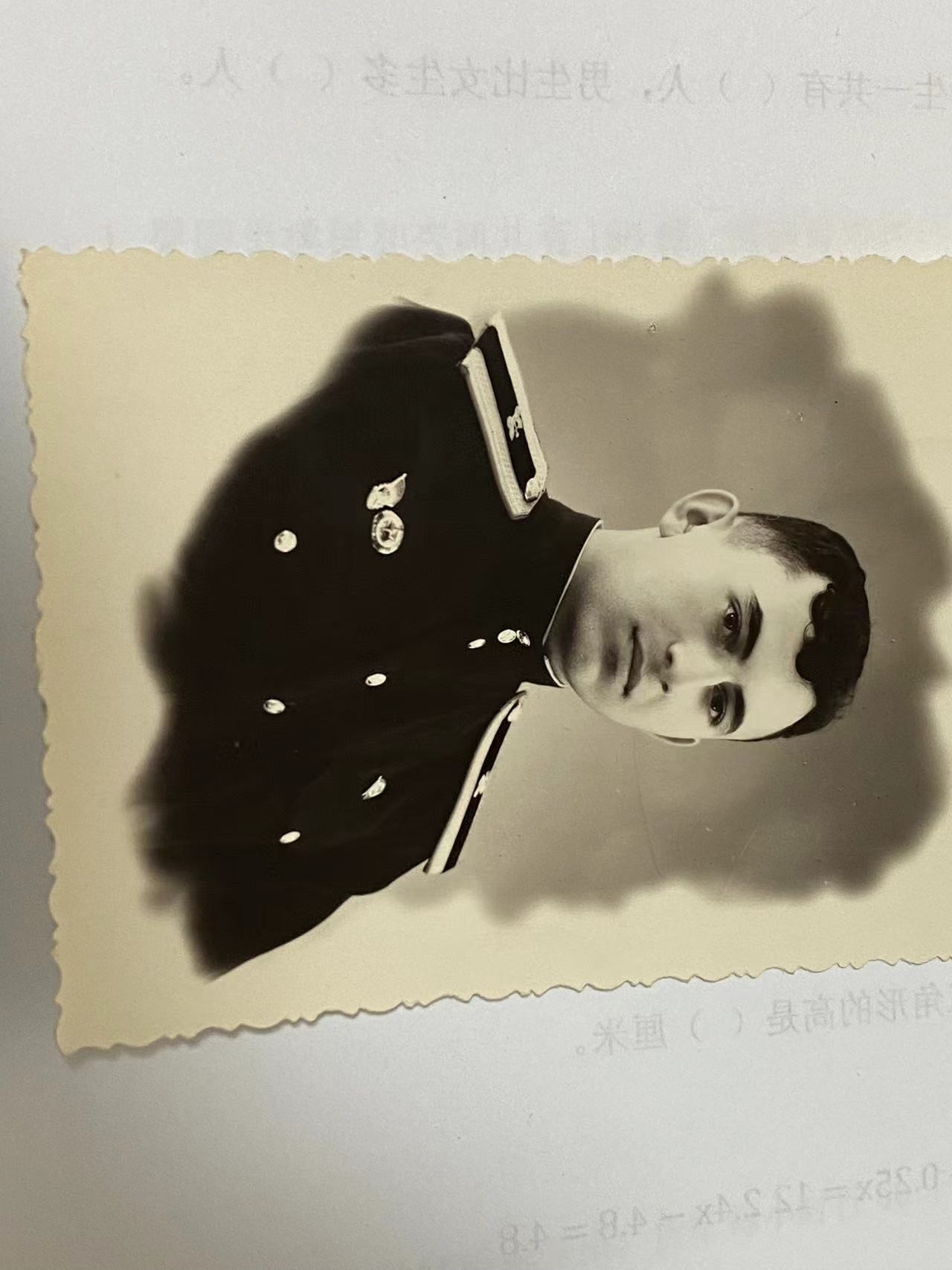 苏联勋章奖章4月16日拍卖第九期4月20日晚上九点结束 一套海军照片其中一张 是一起来的应该是同一个海军战士的纪念尺寸11*8.5 背面有注释 拍摄时间等 只是图片中的这一张 不是一套 每一张都单独拍