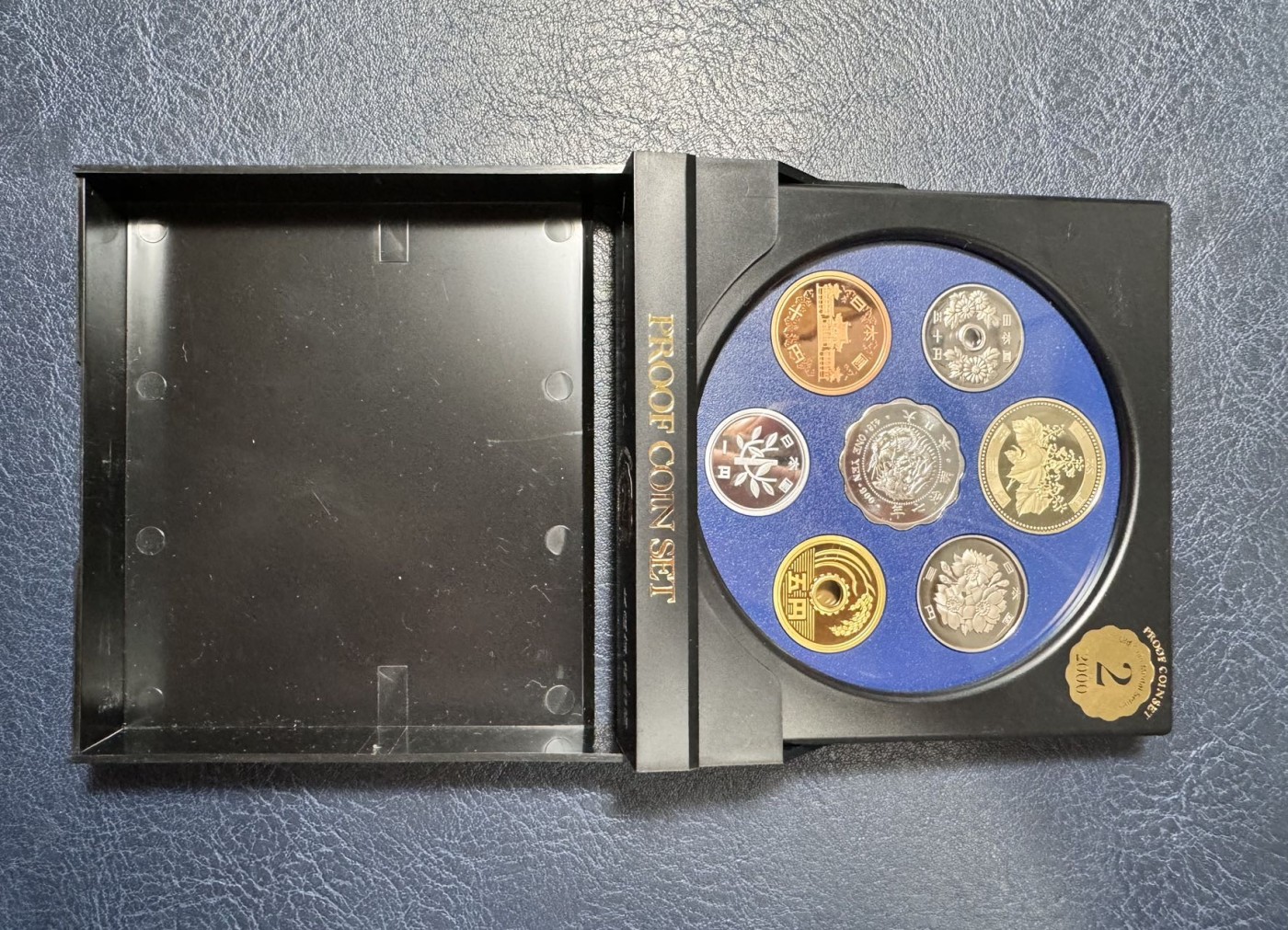 收藏联盟Quantum Auction 第339期拍卖  日本2000年千禧年精制套币 品相全新 带原盒