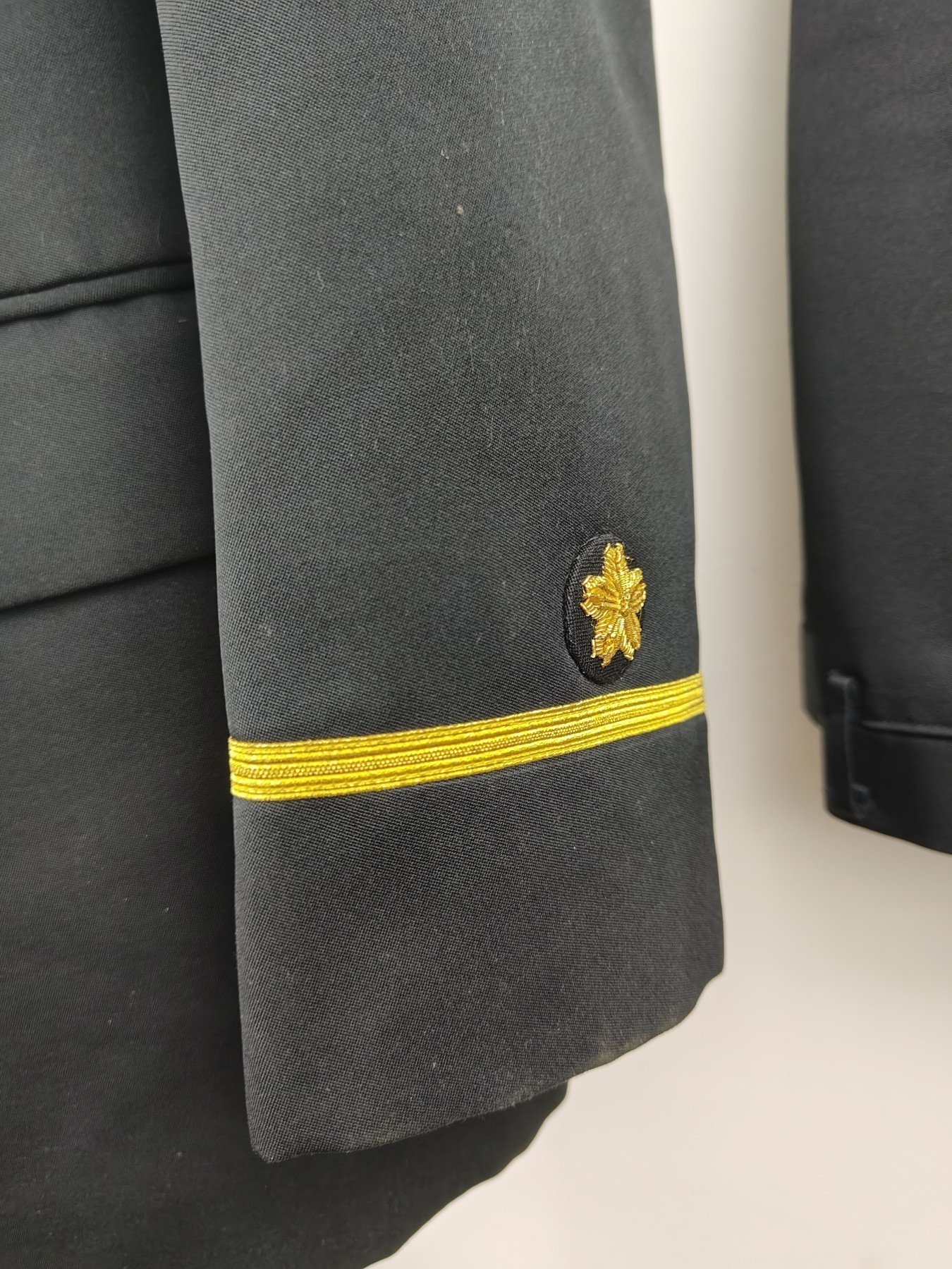 全场0元起拍 第149期 咸鱼国勋章拍卖专场 4月21日（周日）下午6：00开始 日本 海上干部定制常服一套 吴 江田岛 宫地洋服店制 胸围95 肩宽44 衣长72 袖长59 腰围75 裤长100