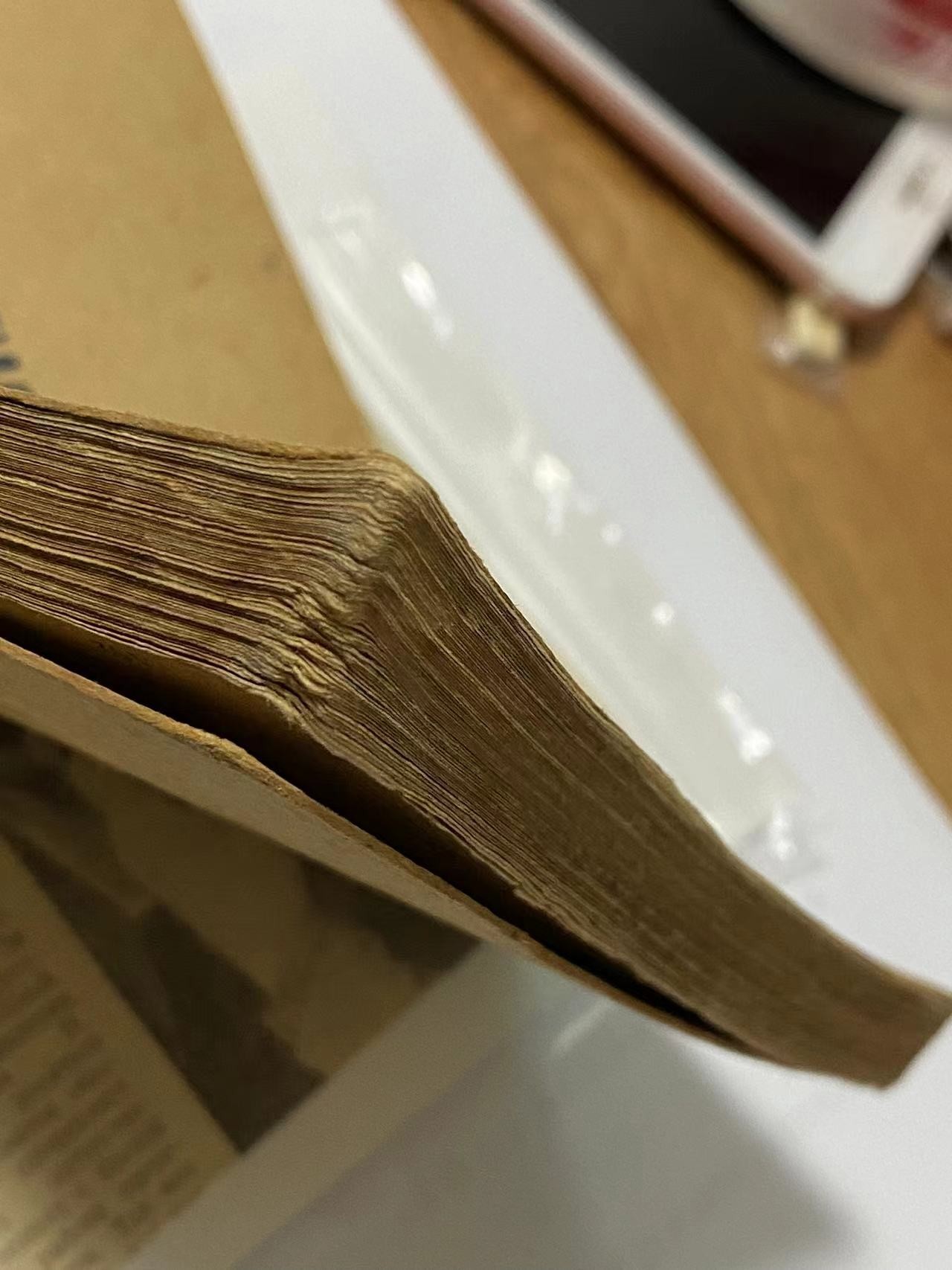 苏联勋章奖章4月16日拍卖第九期4月20日晚上九点结束 苏联飞行员的飞行记录本 飞了很多机型 可以自己研究 照片是一起来的 还有报纸 一共一百五十多页 有内容的也很多 很有研究价值 最后还有那种黑色的留印