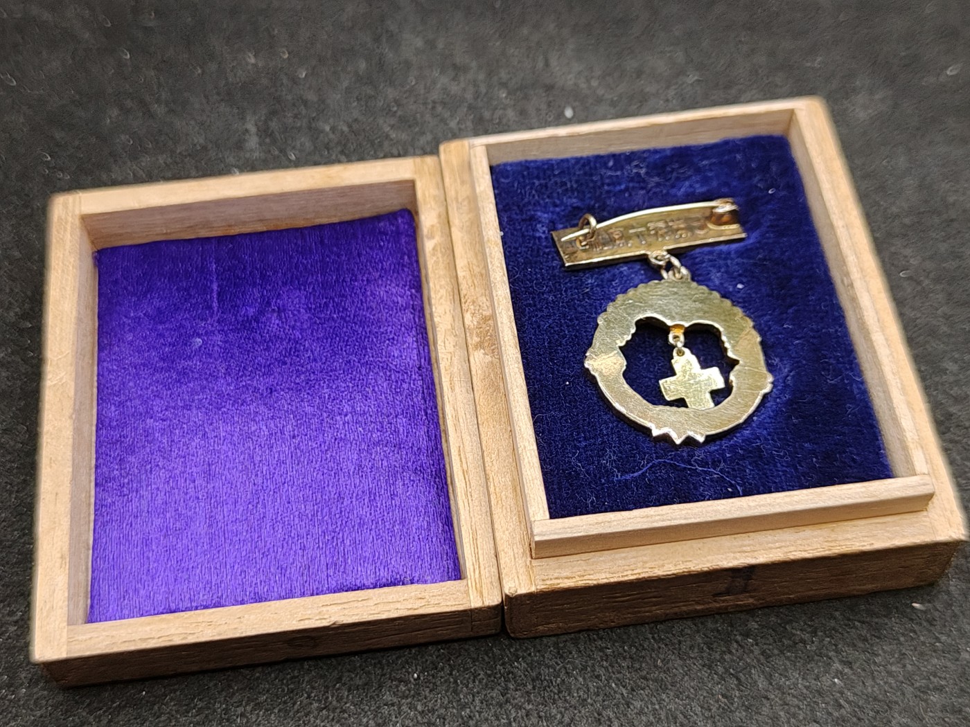 全场0元起拍 第149期 咸鱼国勋章拍卖专场 4月21日（周日）下午6：00开始 日本战时 赤十字一等看护妇人会徽章 银质珐琅