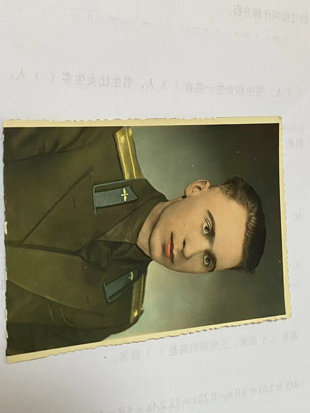 苏联勋章奖章4月16日拍卖第九期4月20日晚上九点结束 一套海军照片其中一张 是一起来的应该是同一个海军战士的纪念尺寸11*8.5 背面有注释 拍摄时间等 只是图片中的这一张 不是一套 每一张都单独拍
