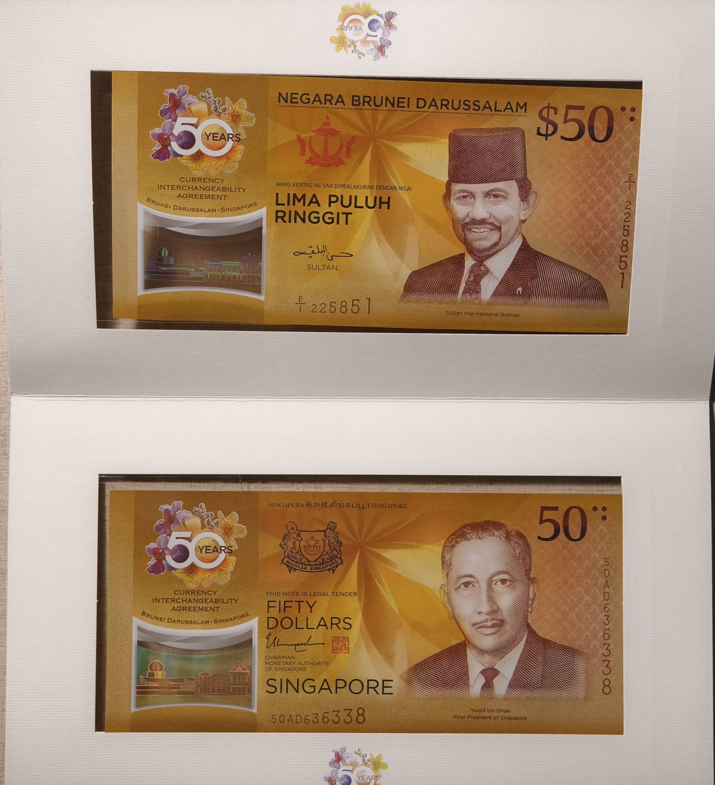 紫瑗钱币——第339期拍卖——纸币场 新加坡 文莱 2017年 货币等值互换50周年 纪念钞50新币 2枚一组 原装册 UNC