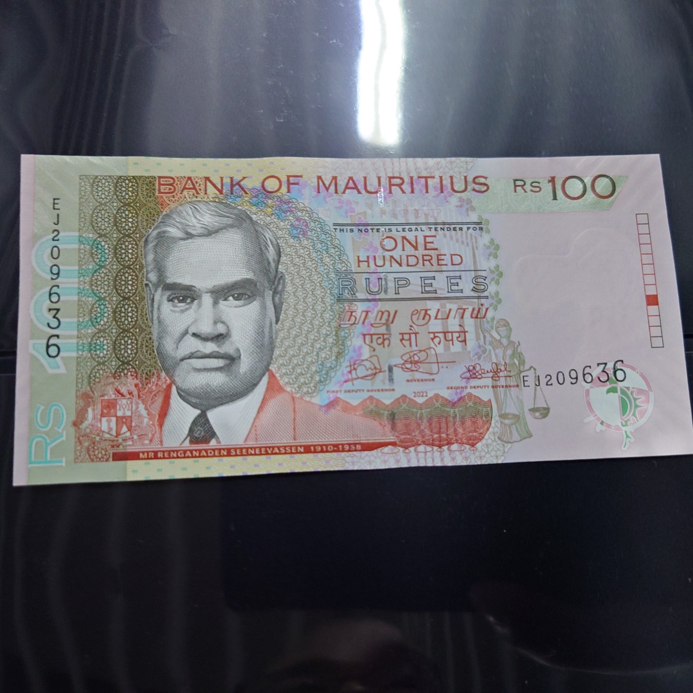 【世界钱币】精选微拍第101期暨2024年第12期  部分卖剩的新品裸钞评级币展销 2022年毛里求斯100 全新绝品无47尾号636