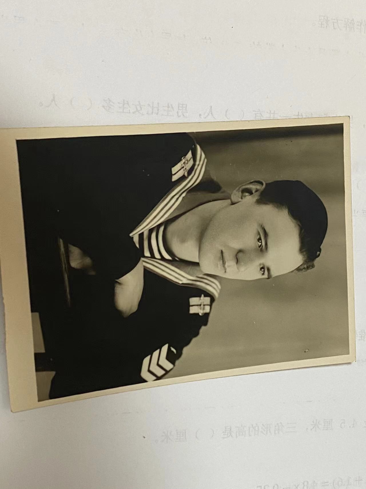 苏联勋章奖章4月16日拍卖第九期4月20日晚上九点结束 一套海军照片其中一张 是一起来的应该是同一个海军战士的纪念尺寸11*8.5 背面有注释 拍摄时间等 只是图片中的这一张 不是一套 每一张都单独拍