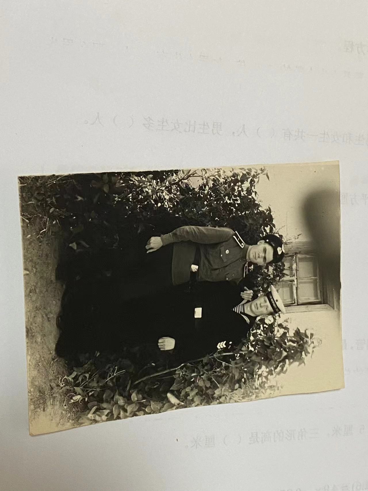 苏联勋章奖章4月16日拍卖第九期4月20日晚上九点结束 一套海军照片之其中一张 是一起来的应该是同一个海军战士的纪念 尺寸11*8.5 只是图片中的这一张 不是一套 每一张都单独拍