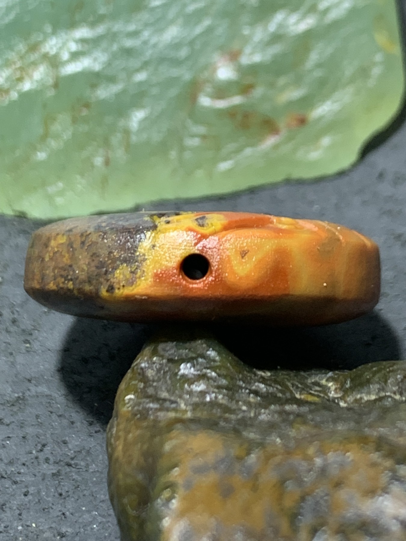 精美亚光草花纹战国红玛瑙手工俏色巧雕钱币板珠（背云）一个！