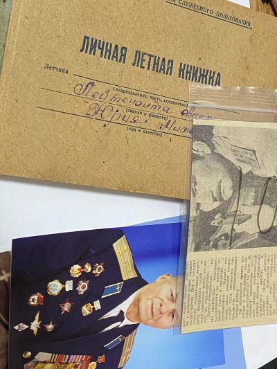 苏联勋章奖章4月16日拍卖第九期4月20日晚上九点结束 - 苏联飞行员的飞行记录本 飞了很多机型 可以自己研究 照片是一起来的 还有报纸 一共一百五十多页 有内容的也很多 很有研究价值 最后还有那种黑色的留印