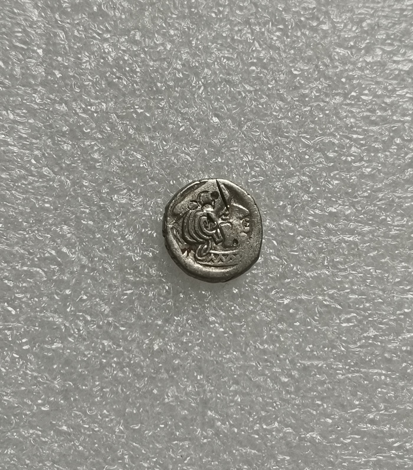 瓶子🏺第137期拍卖会   古代印度卡达玛卡王朝（相当于中国汉末三国)鲁陀拉塞纳国王银币（公元256～278年)正面打制有国王的侧像 背面刻有三拱佛塔  佛塔上面和两侧有两轮弯月和一个太阳