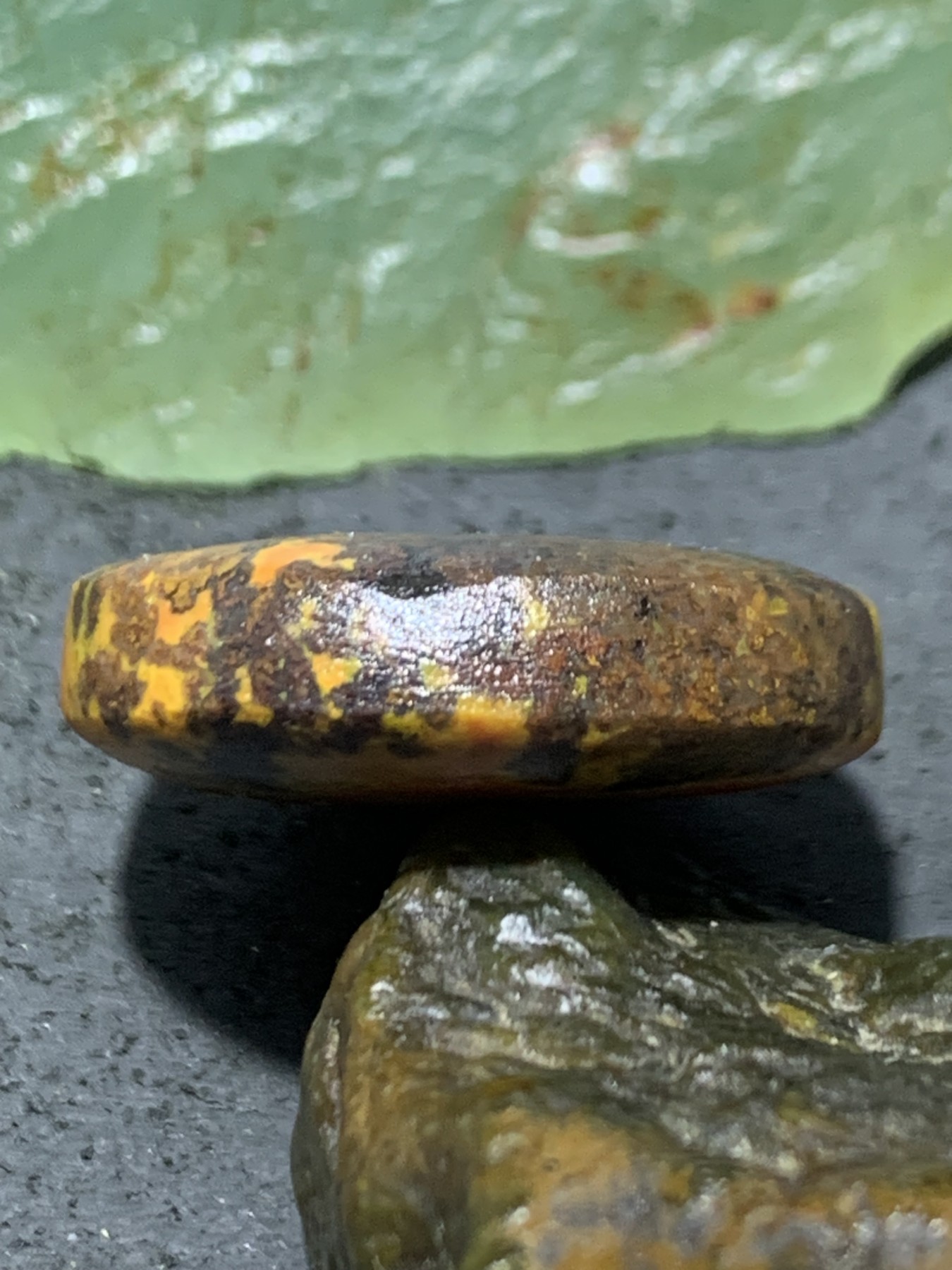 精美亚光草花纹战国红玛瑙手工俏色巧雕钱币板珠（背云）一个！