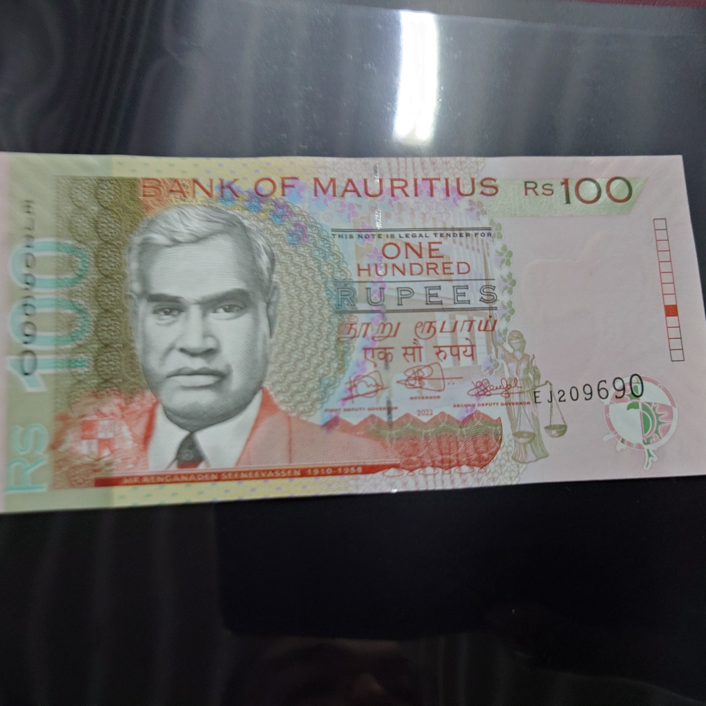 【世界钱币】精选微拍第101期暨2024年第12期  部分卖剩的新品裸钞评级币展销 2022年毛里求斯100 全新绝品无47尾号690