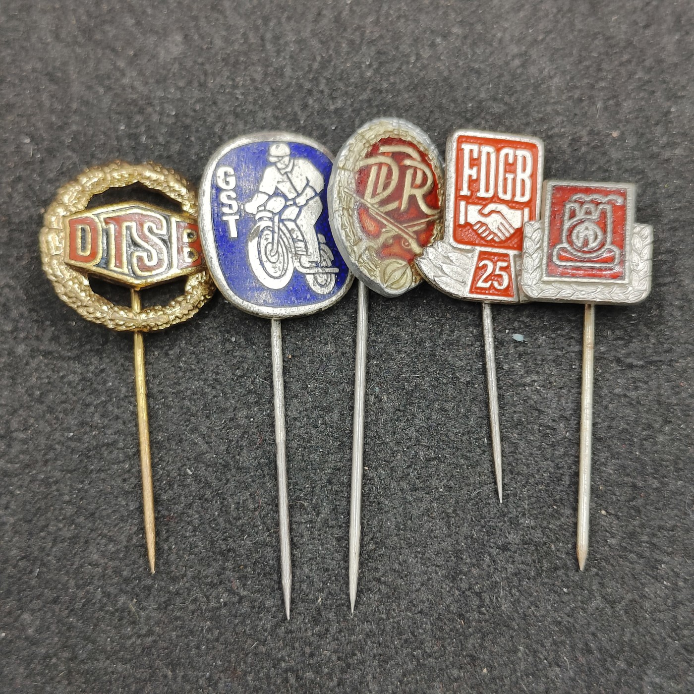 全场0元起拍 第149期 咸鱼国勋章拍卖专场 4月21日（周日）下午6：00开始 东德徽章一组