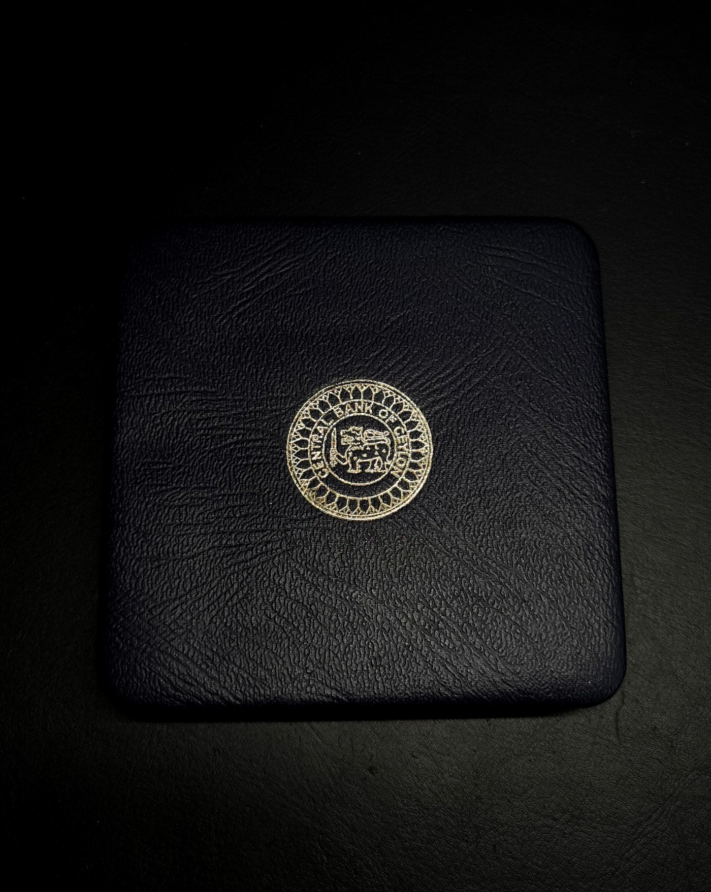 凡希社世界钱币微拍第二百六十六期 荐！1957英属锡兰佛教2500周年纪念PS精铸两镍两银附原盒！原状态送评，NGC-PF63/67CAMEO，银币除了些微雾化外，无人为经手痕迹，这种原厂包装盒目前已经相当罕见了，绝佳的投资收藏品种！