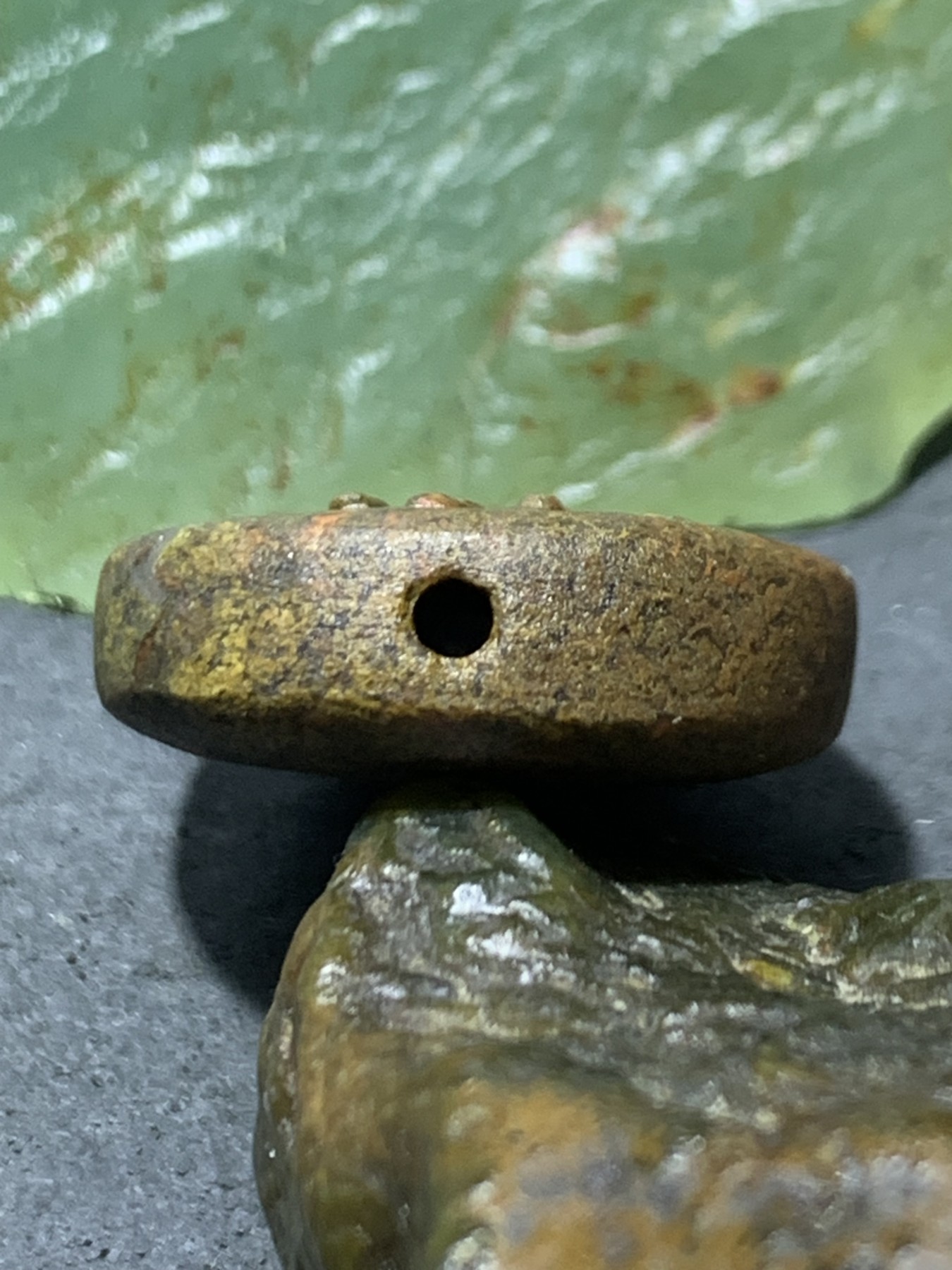 精美亚光草花纹战国红玛瑙手工俏色巧雕佛字板珠（背云)一个！