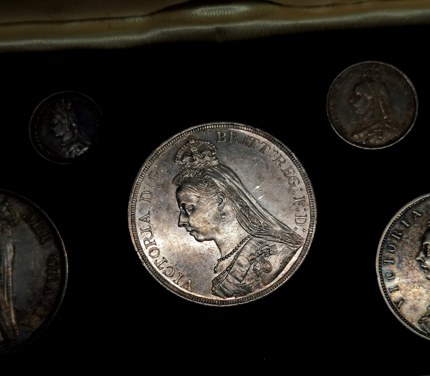 凡希社世界钱币微拍第二百六十六期 1887英国维多利亚加冕纪念mint set七枚VF/AU，克朗好品！