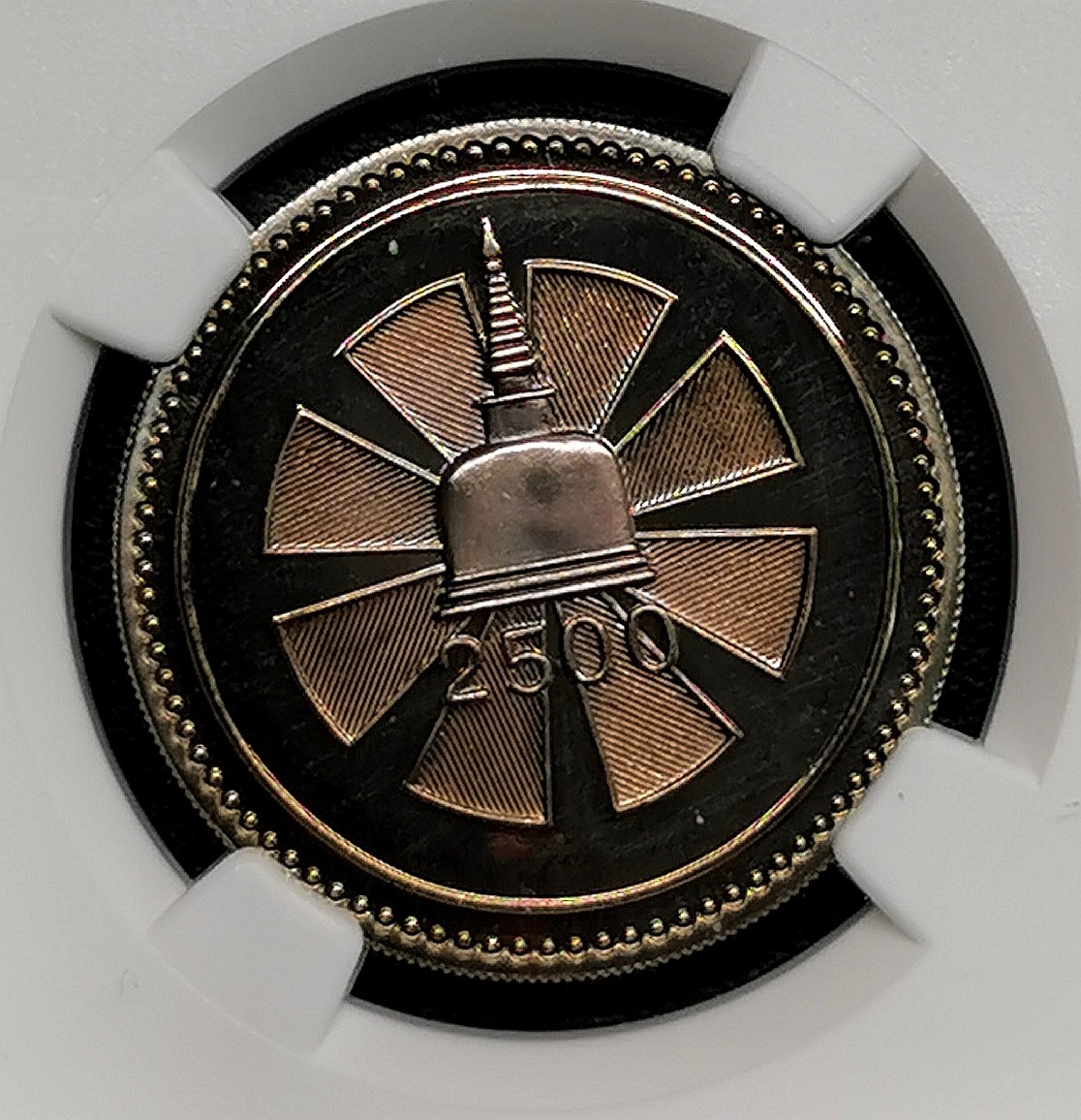 凡希社世界钱币微拍第二百六十六期 荐！1957英属锡兰佛教2500周年纪念PS精铸两镍两银附原盒！原状态送评，NGC-PF63/67CAMEO，银币除了些微雾化外，无人为经手痕迹，这种原厂包装盒目前已经相当罕见了，绝佳的投资收藏品种！