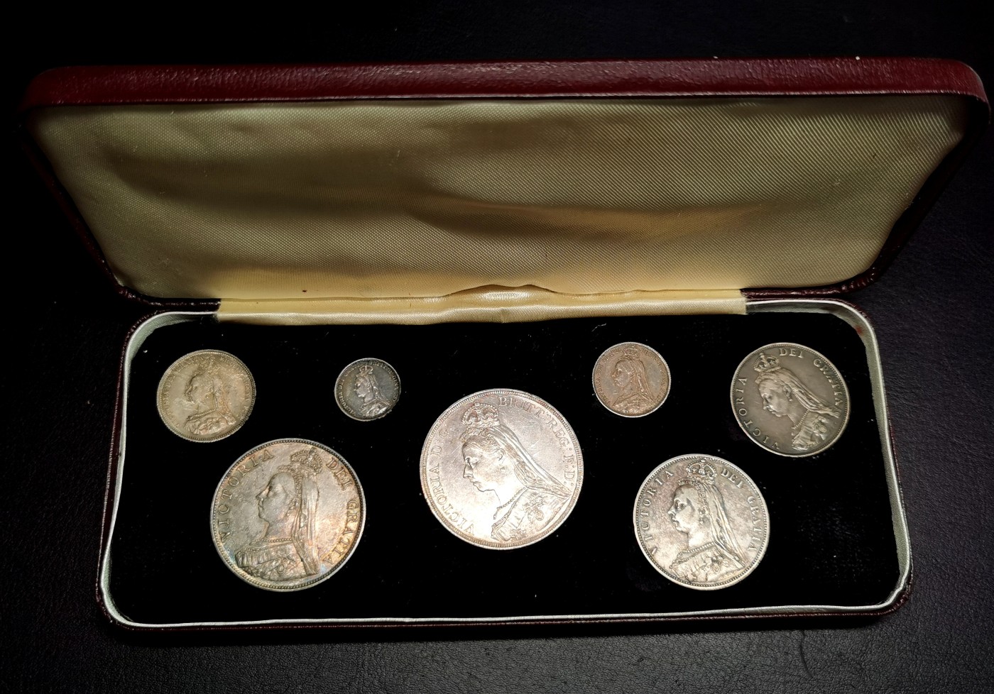 凡希社世界钱币微拍第二百六十六期 1887英国维多利亚加冕纪念mint set七枚VF/AU，克朗好品！